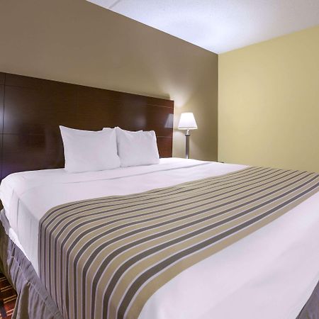 Econo Lodge Inn & Suites Triadelphia - Wheeling Екстер'єр фото