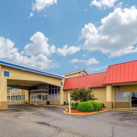 Econo Lodge Inn & Suites Triadelphia - Wheeling Екстер'єр фото