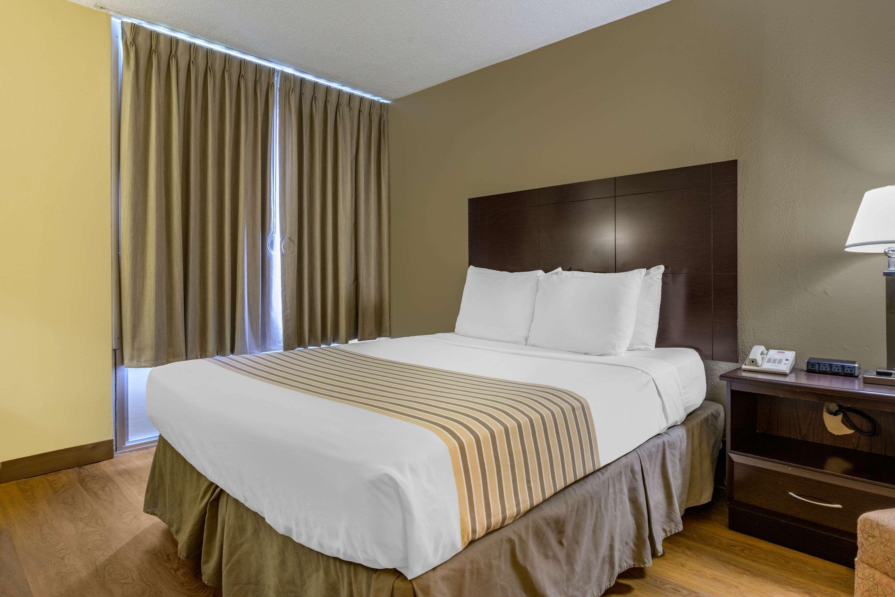 Econo Lodge Inn & Suites Triadelphia - Wheeling Екстер'єр фото