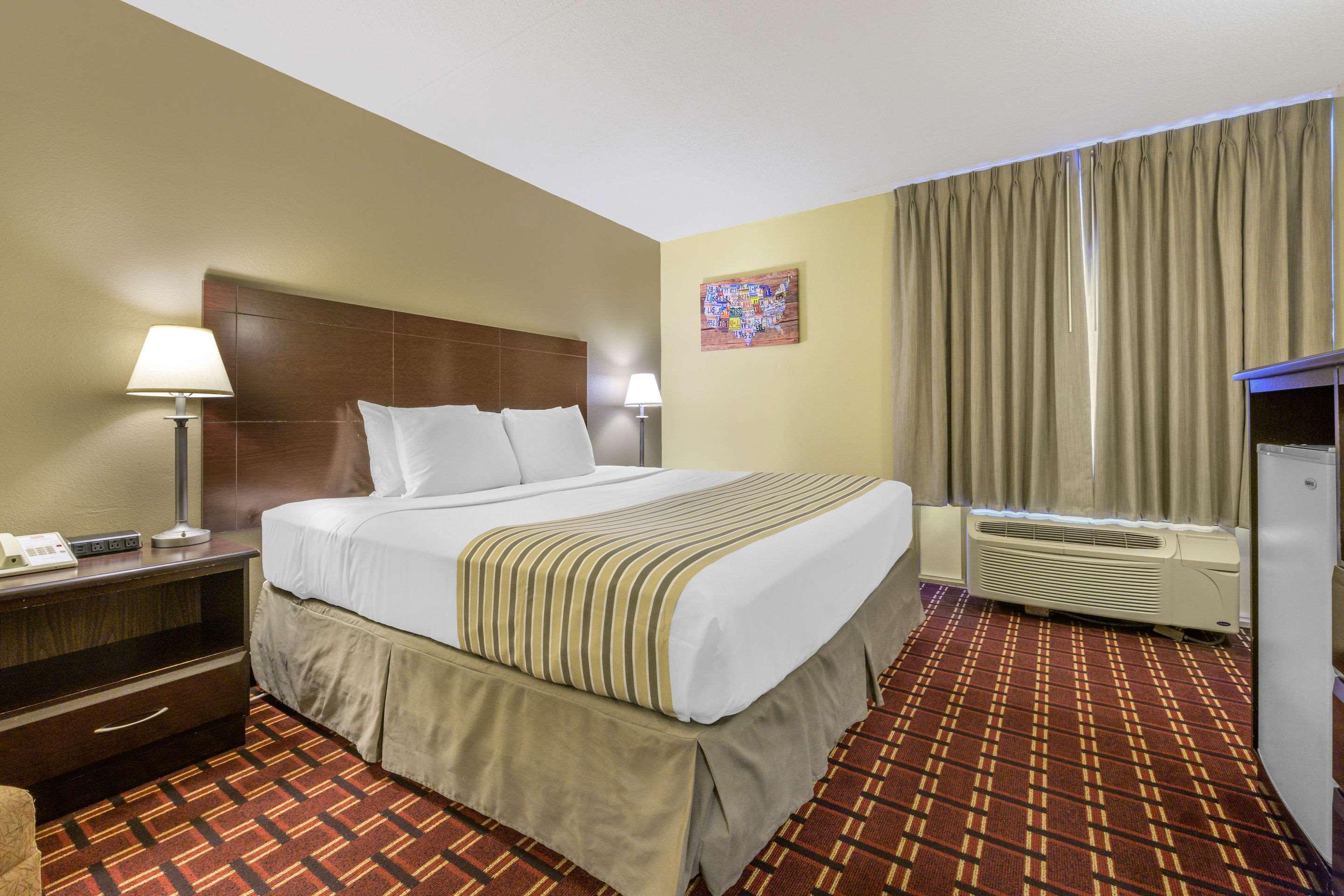 Econo Lodge Inn & Suites Triadelphia - Wheeling Екстер'єр фото