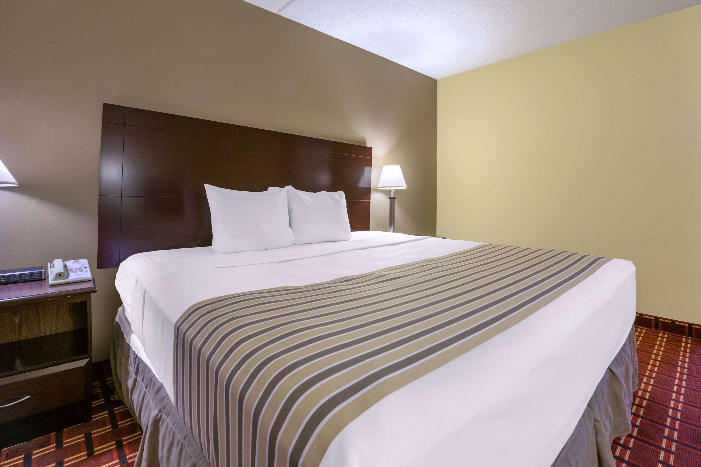 Econo Lodge Inn & Suites Triadelphia - Wheeling Екстер'єр фото