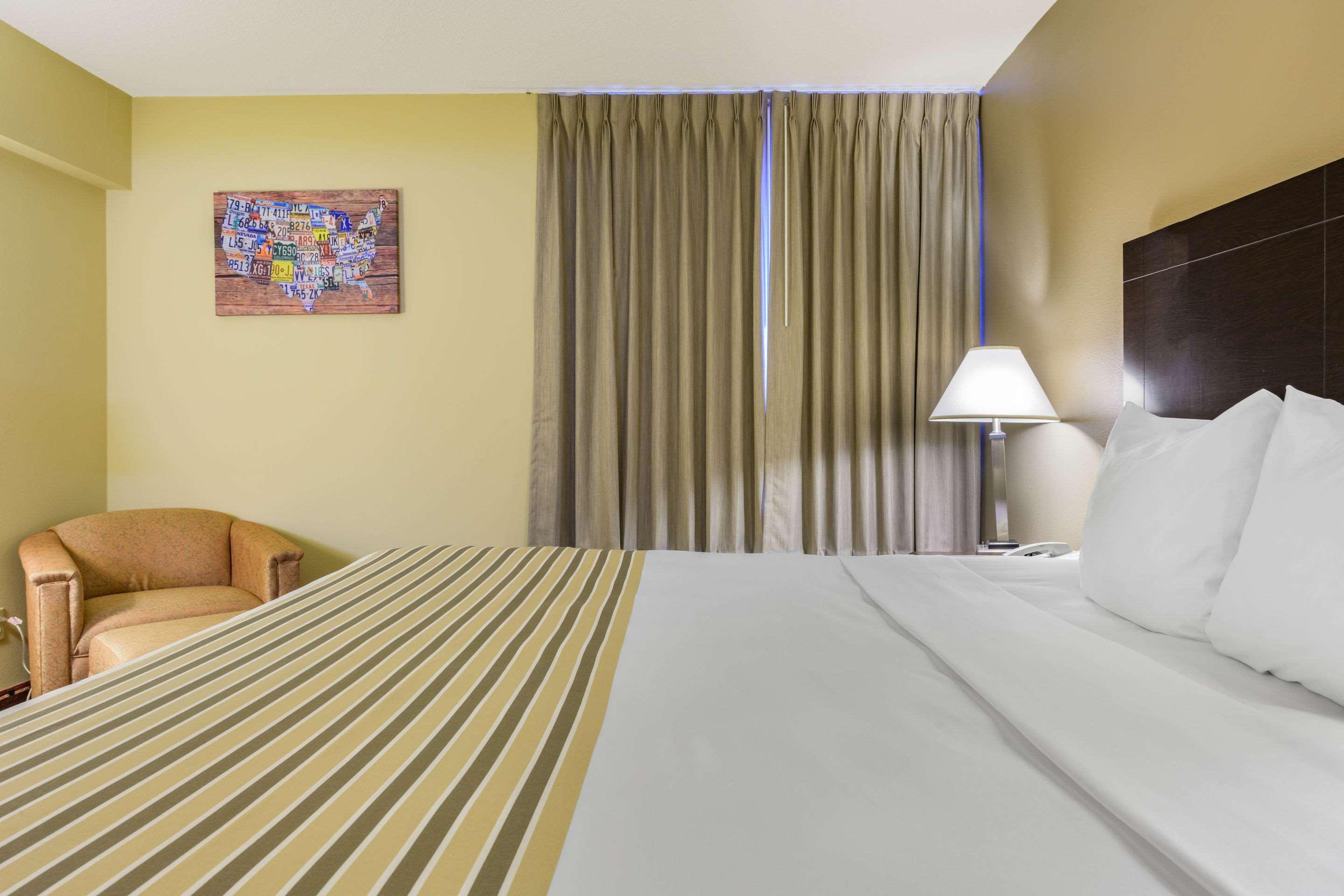 Econo Lodge Inn & Suites Triadelphia - Wheeling Екстер'єр фото