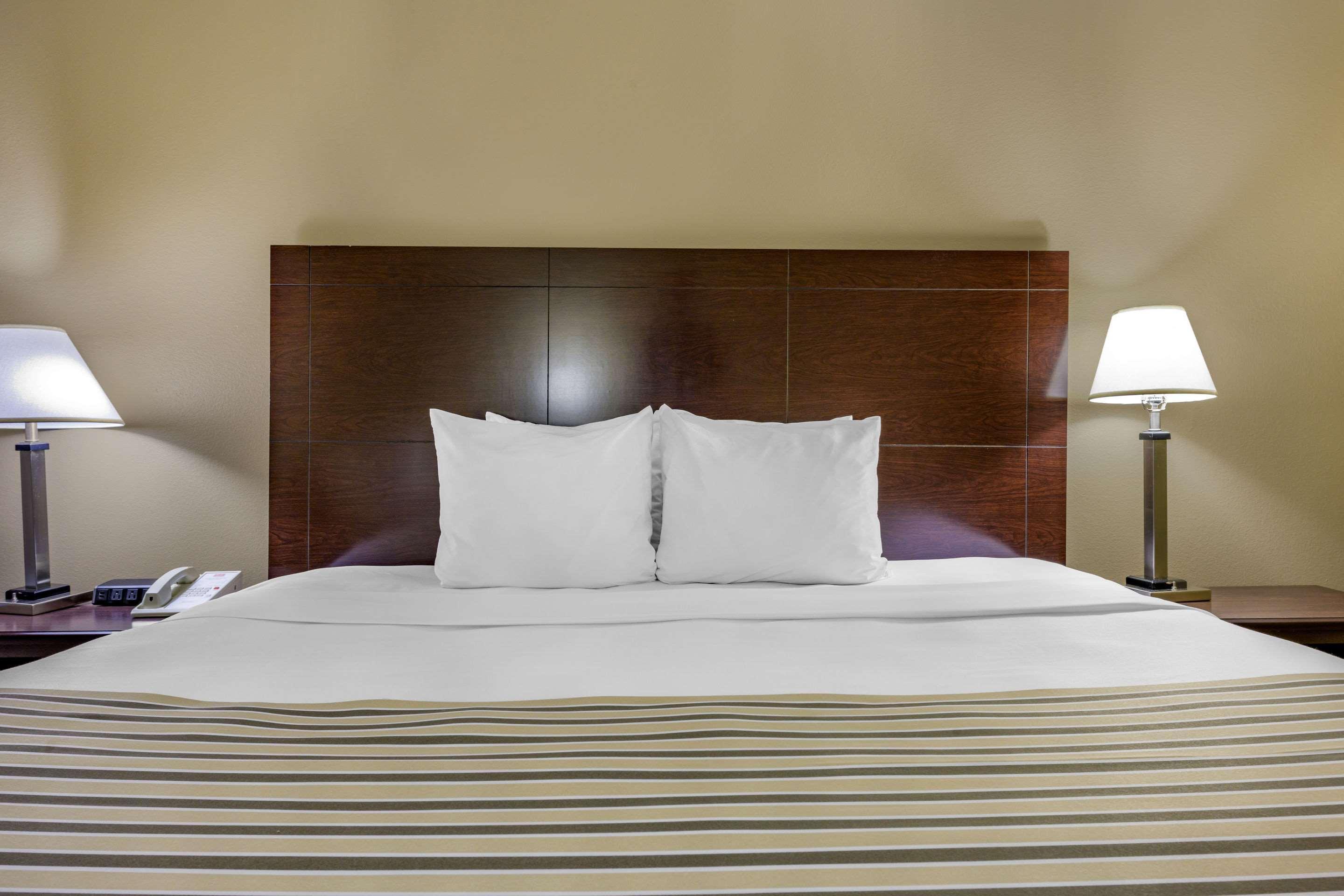 Econo Lodge Inn & Suites Triadelphia - Wheeling Екстер'єр фото