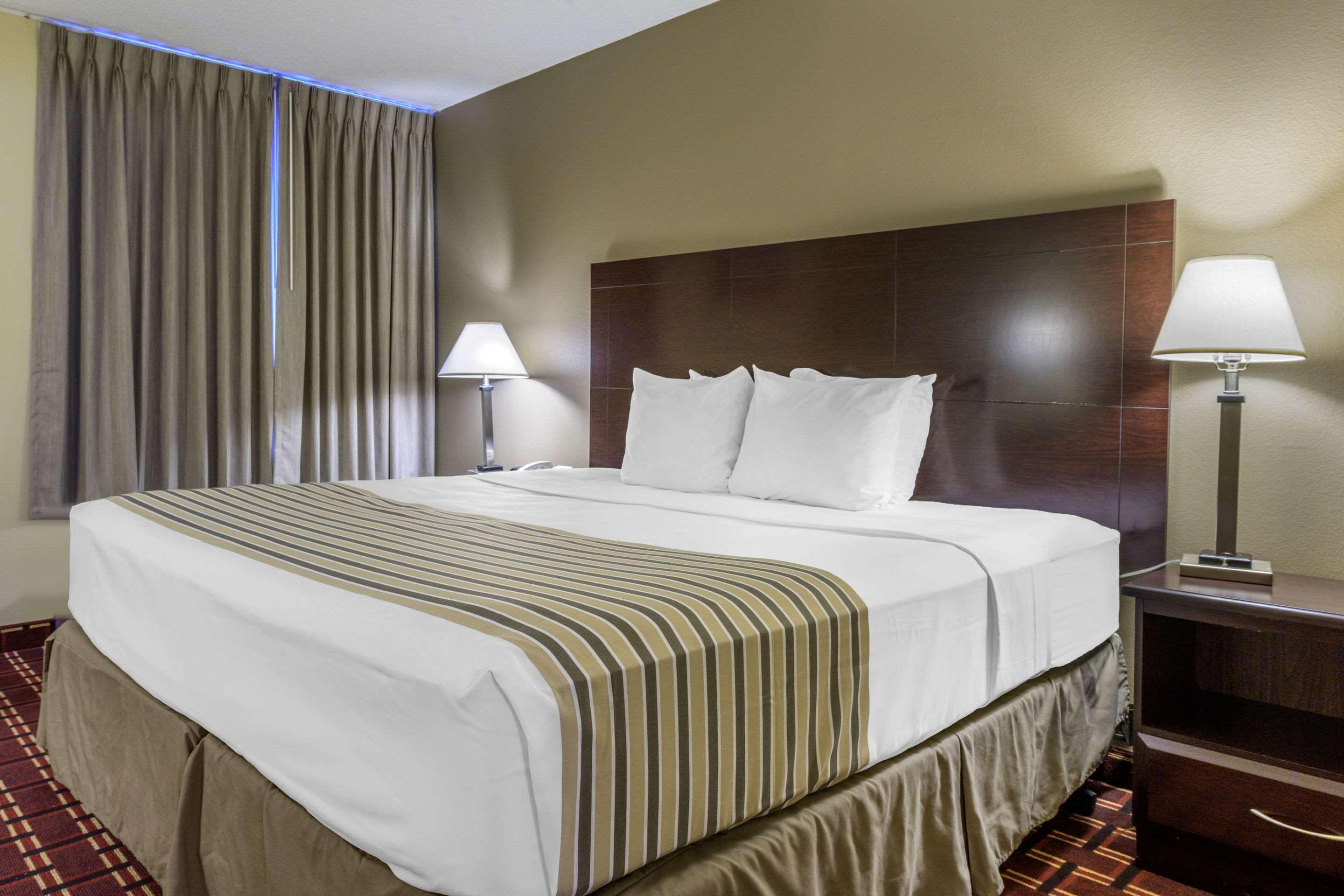 Econo Lodge Inn & Suites Triadelphia - Wheeling Екстер'єр фото