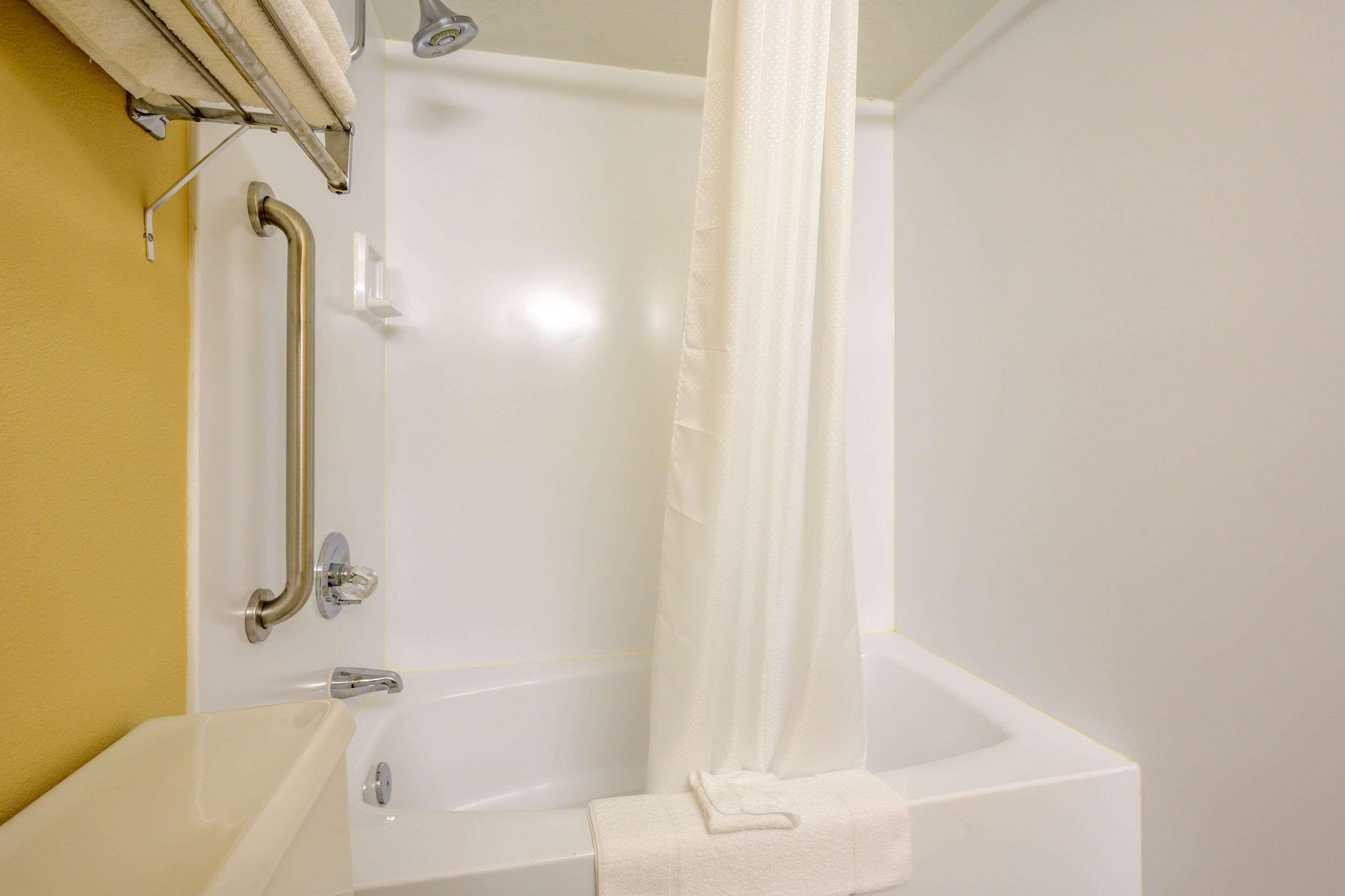 Econo Lodge Inn & Suites Triadelphia - Wheeling Екстер'єр фото