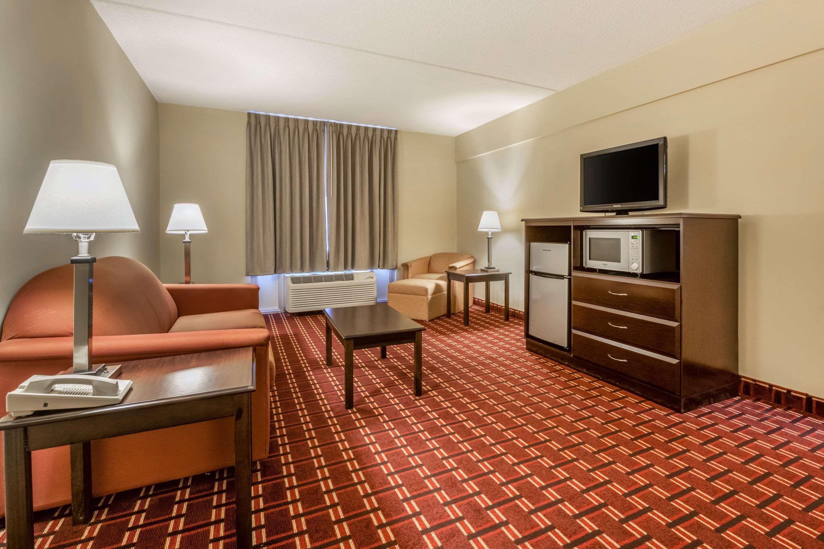 Econo Lodge Inn & Suites Triadelphia - Wheeling Екстер'єр фото