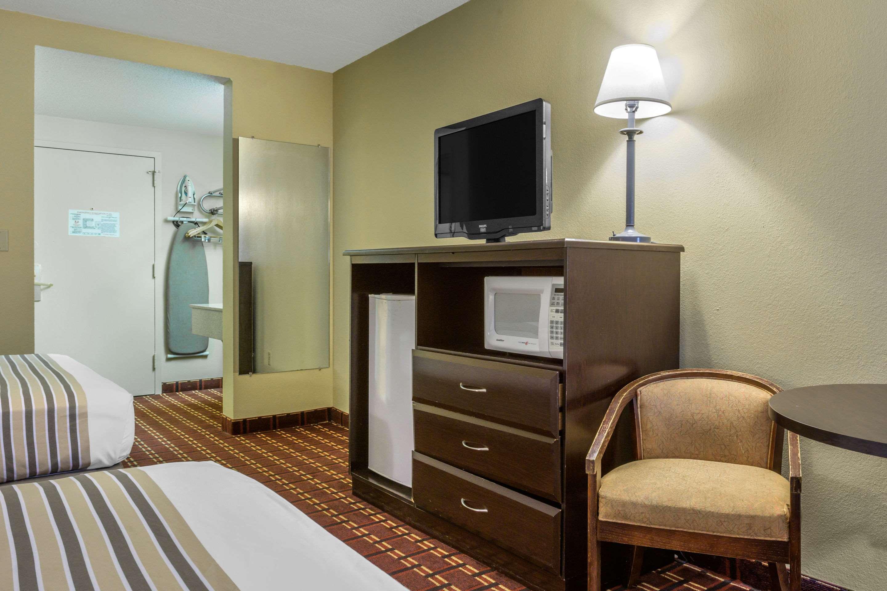 Econo Lodge Inn & Suites Triadelphia - Wheeling Екстер'єр фото