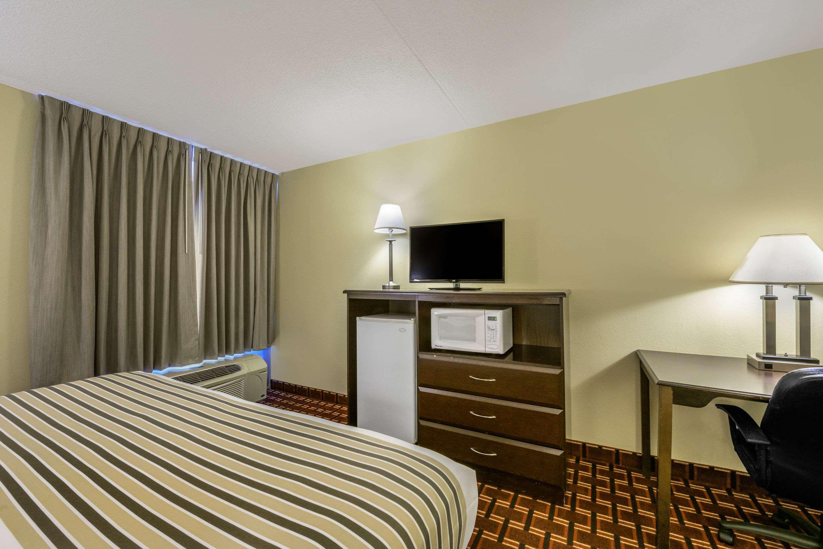 Econo Lodge Inn & Suites Triadelphia - Wheeling Екстер'єр фото