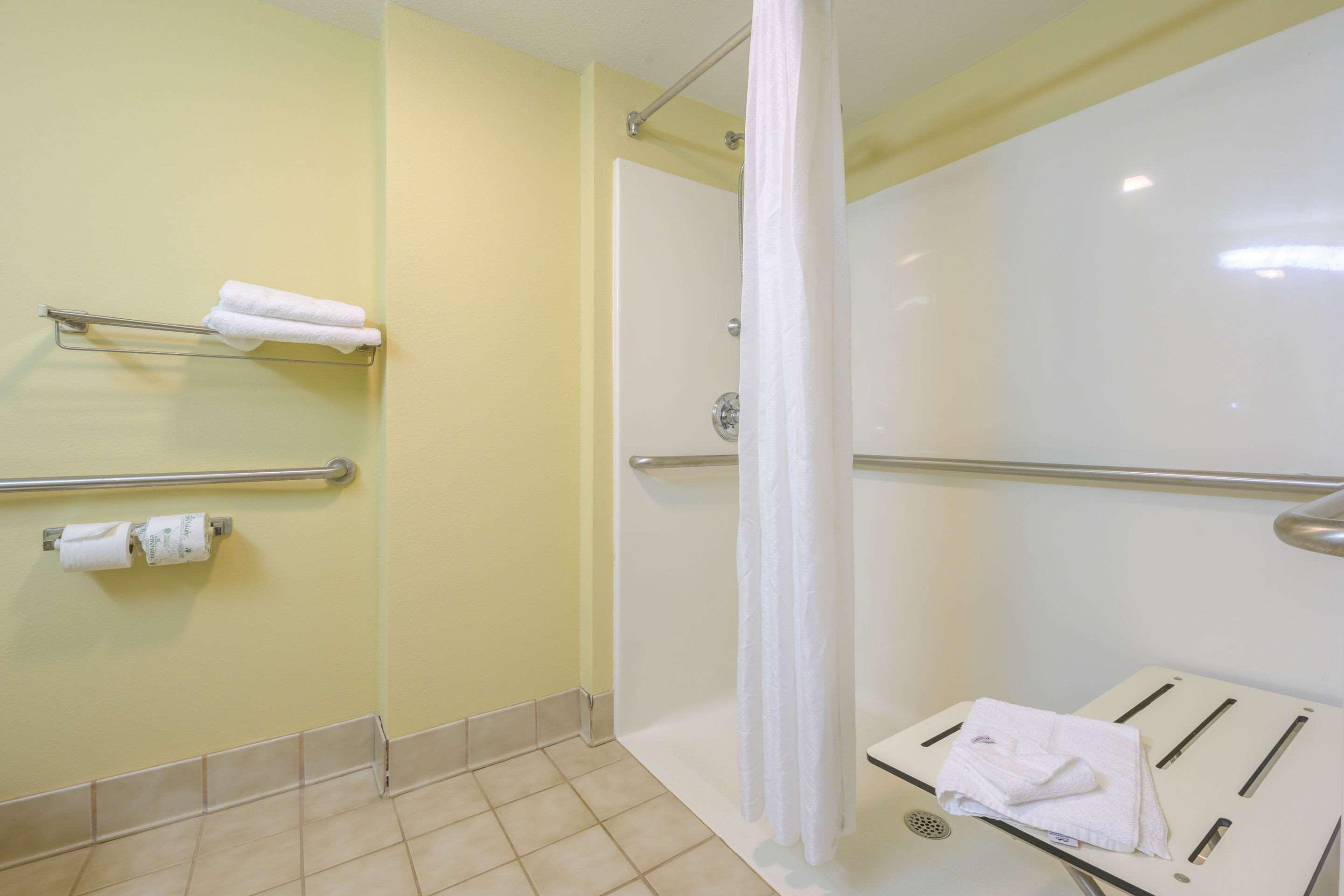 Econo Lodge Inn & Suites Triadelphia - Wheeling Екстер'єр фото