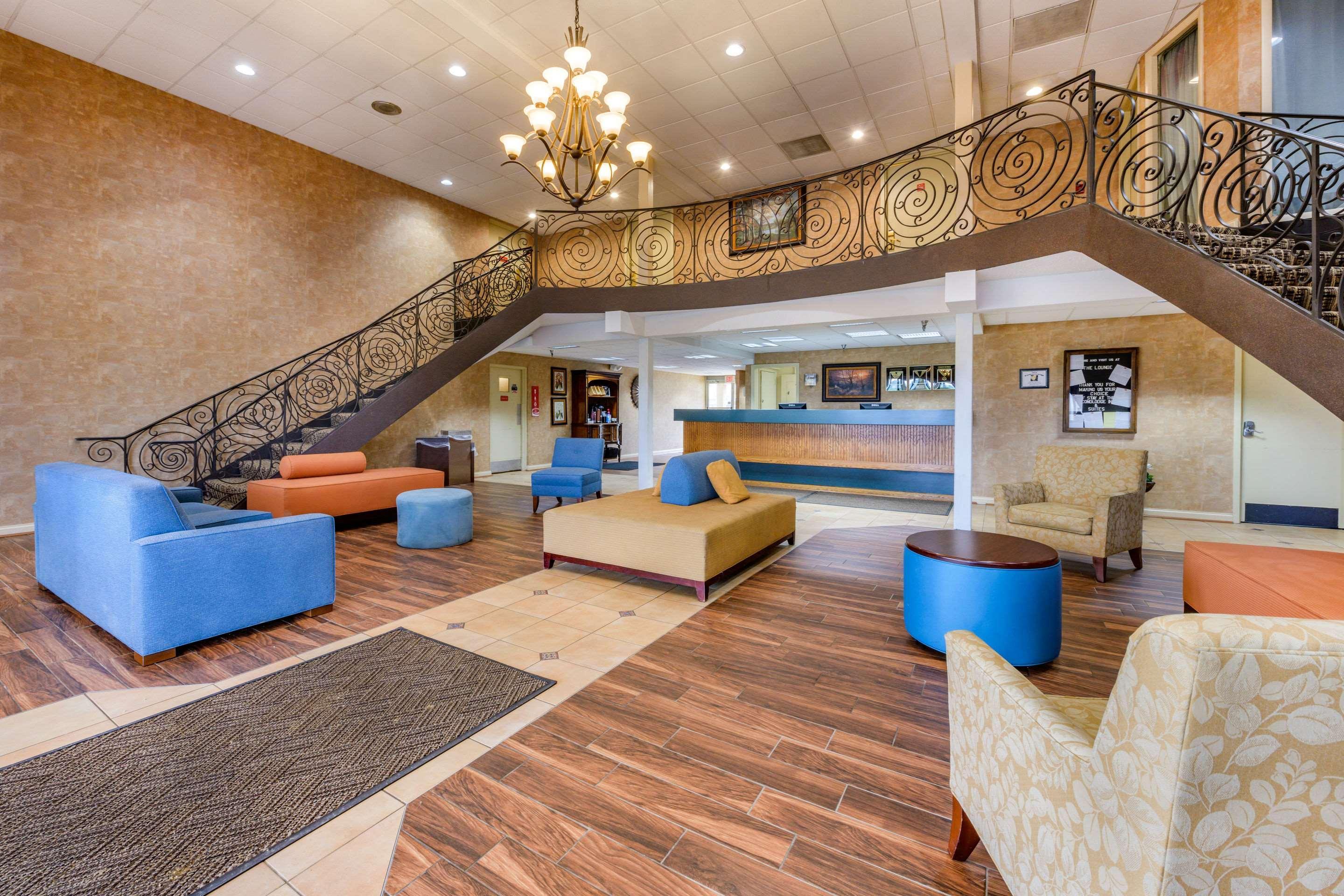 Econo Lodge Inn & Suites Triadelphia - Wheeling Екстер'єр фото