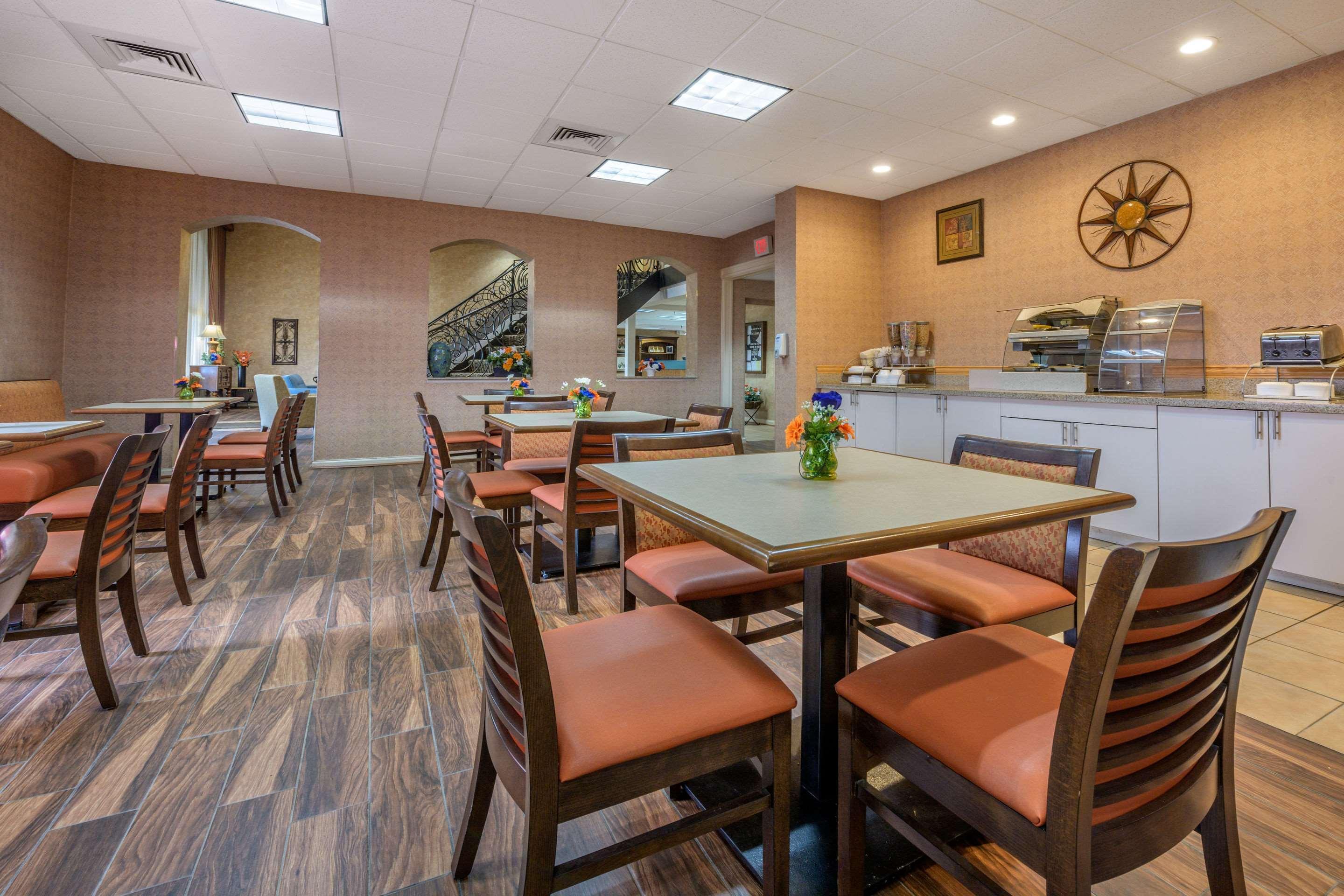 Econo Lodge Inn & Suites Triadelphia - Wheeling Екстер'єр фото