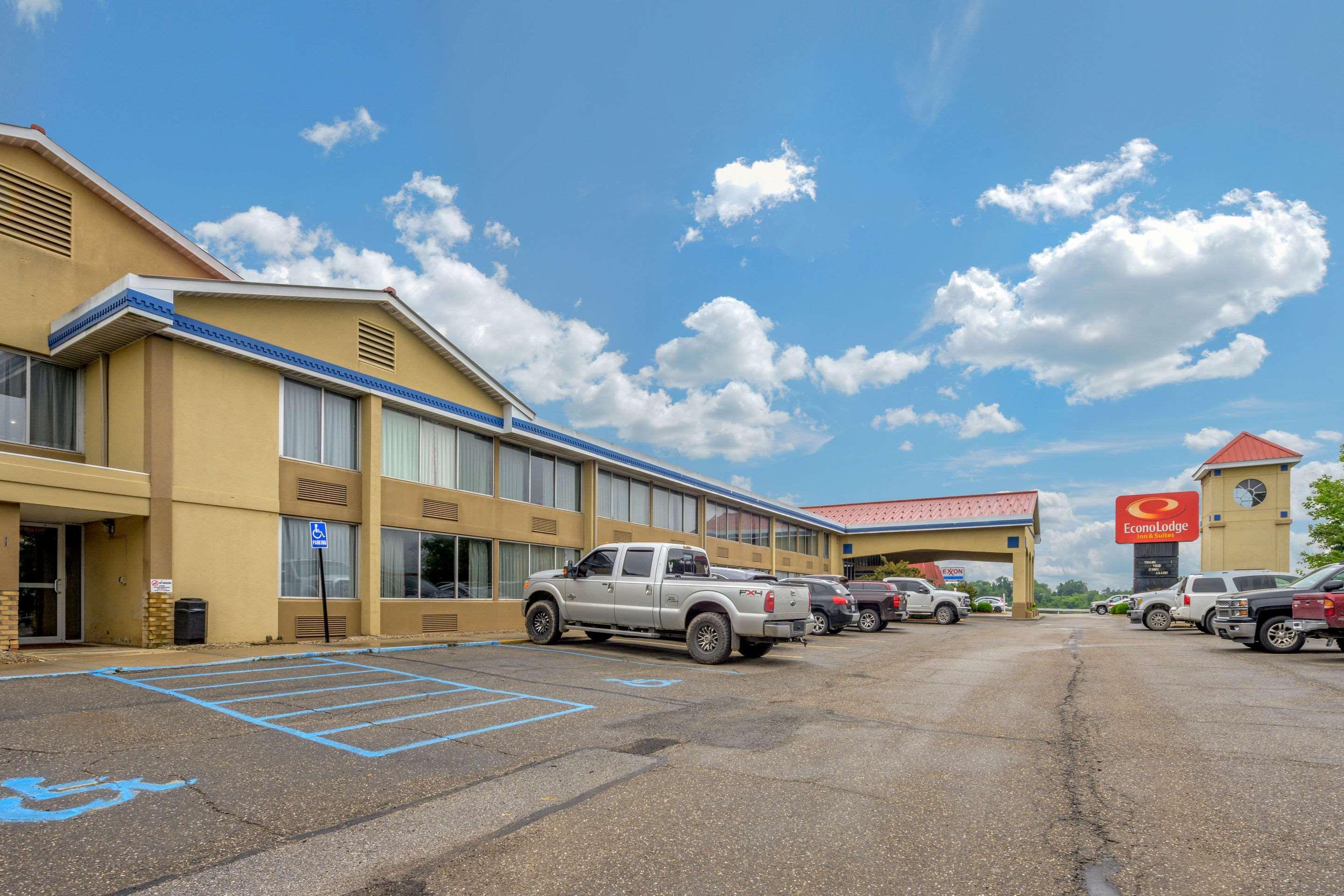 Econo Lodge Inn & Suites Triadelphia - Wheeling Екстер'єр фото