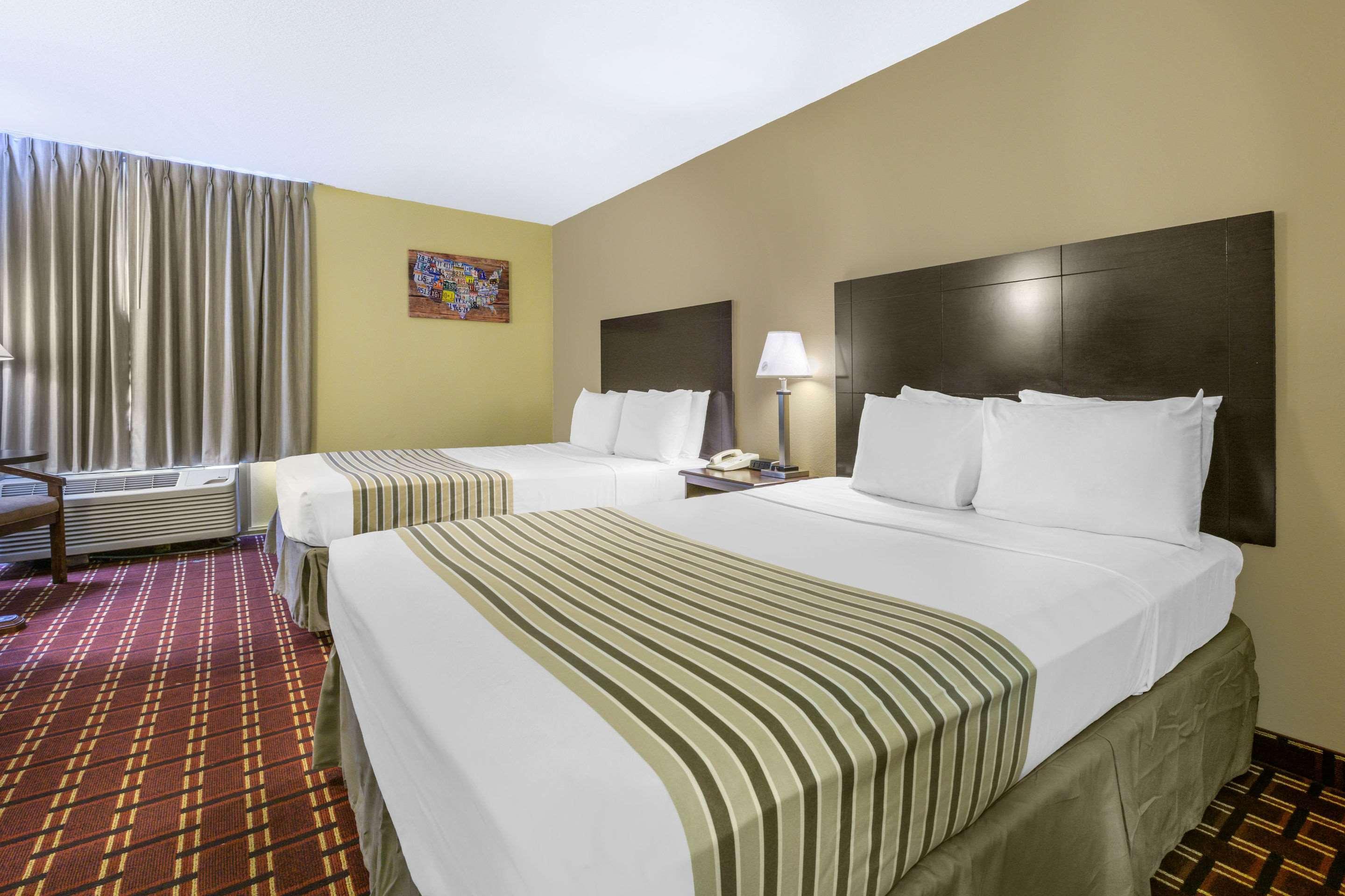 Econo Lodge Inn & Suites Triadelphia - Wheeling Екстер'єр фото