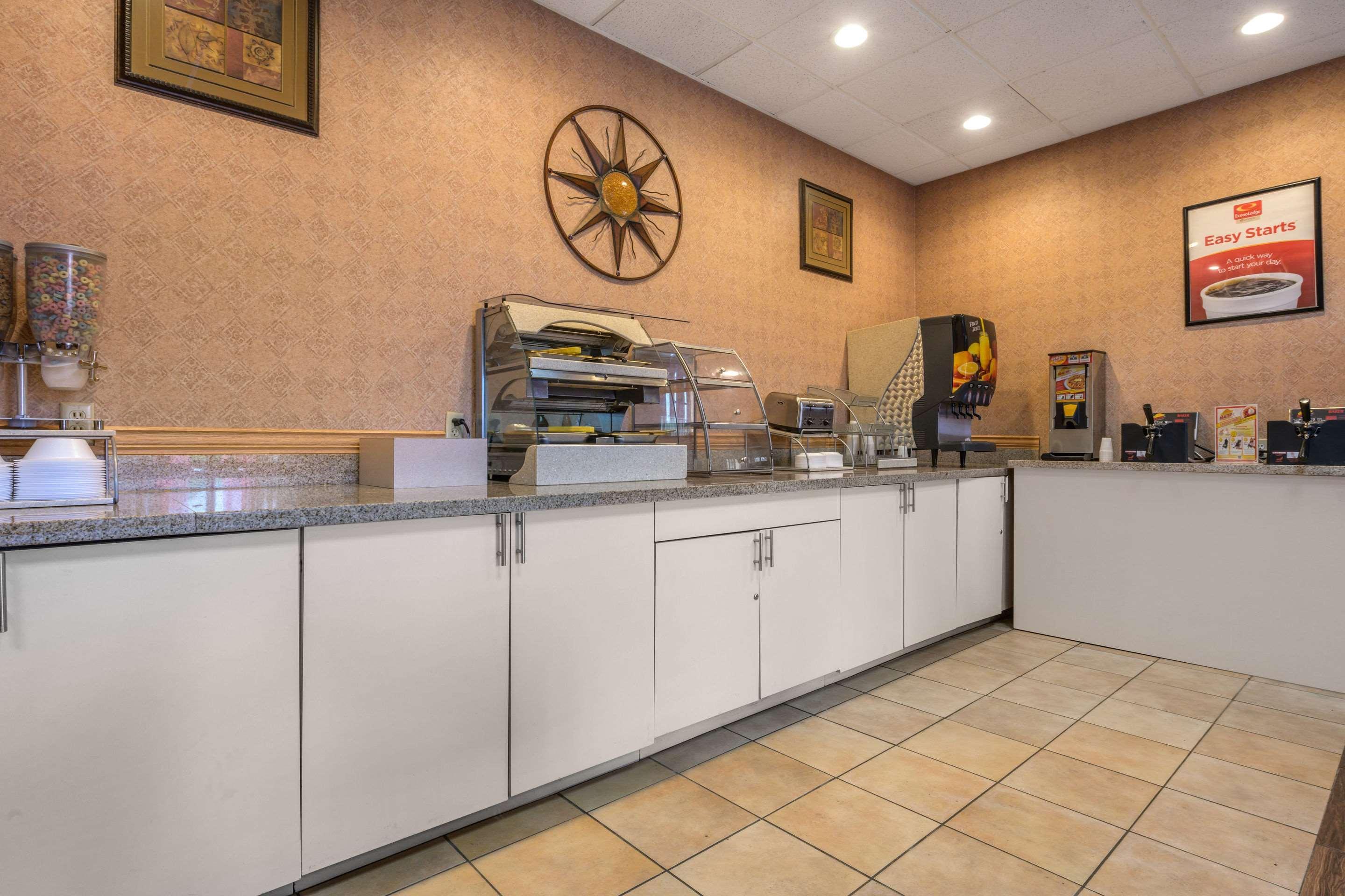 Econo Lodge Inn & Suites Triadelphia - Wheeling Екстер'єр фото