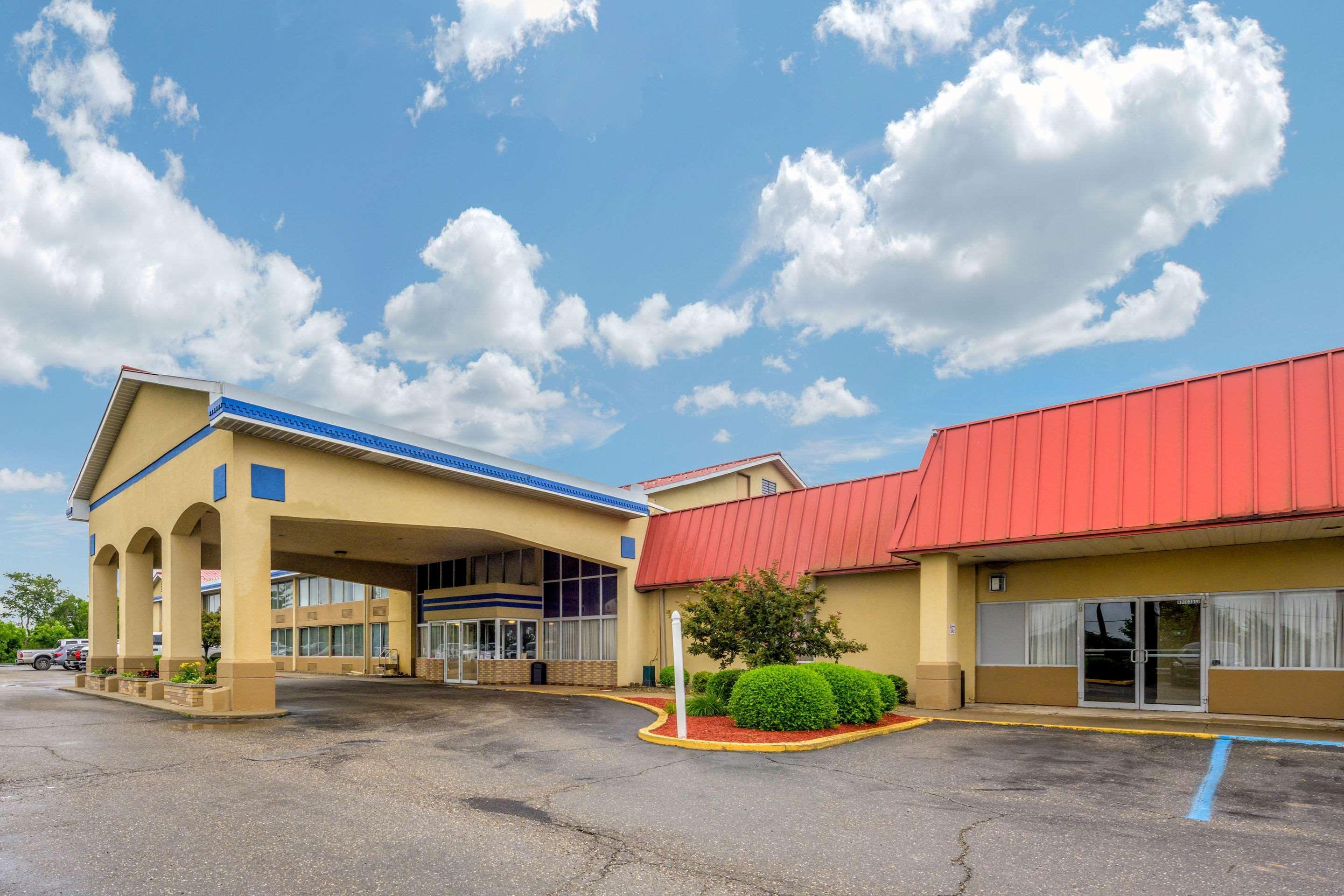 Econo Lodge Inn & Suites Triadelphia - Wheeling Екстер'єр фото