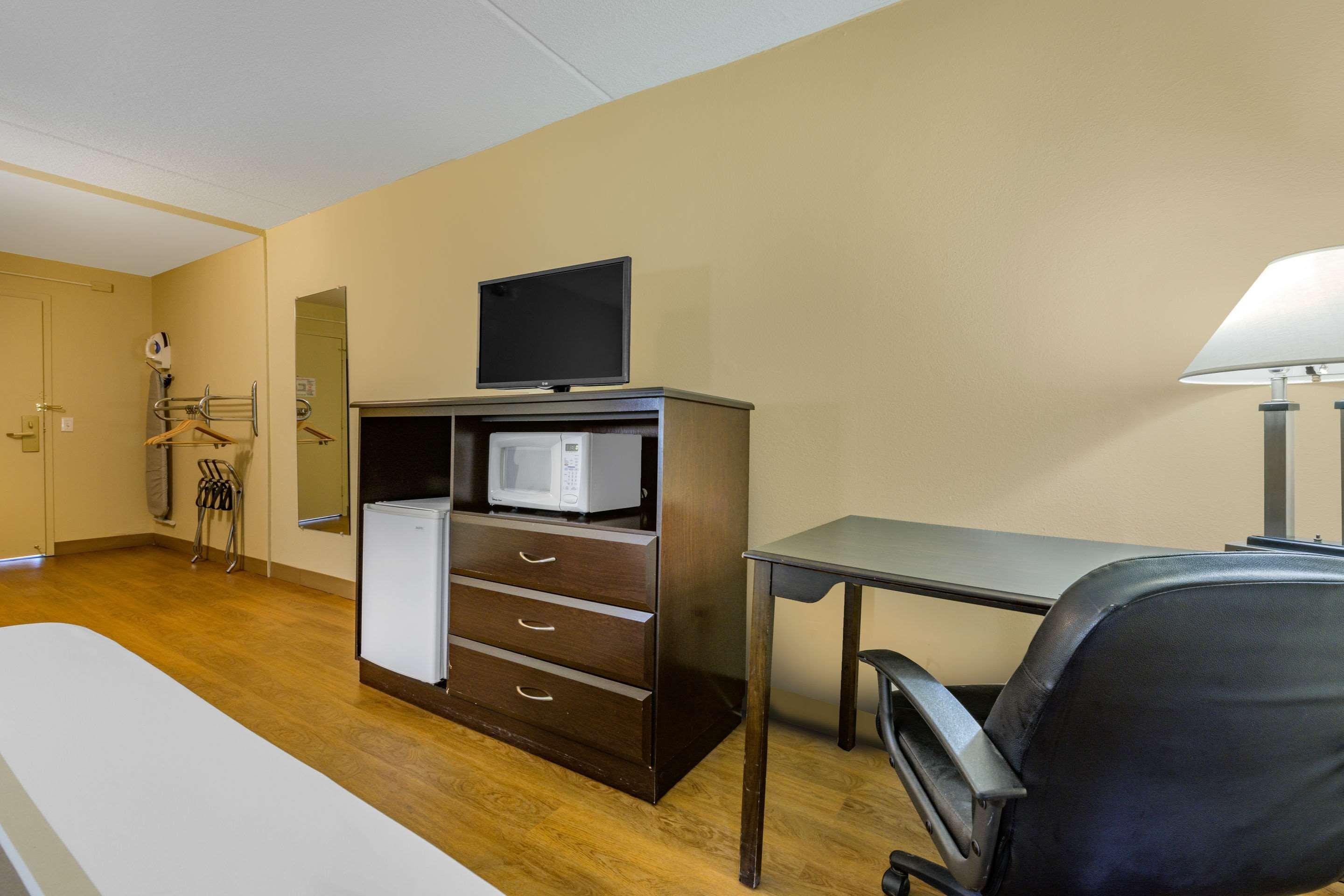 Econo Lodge Inn & Suites Triadelphia - Wheeling Екстер'єр фото