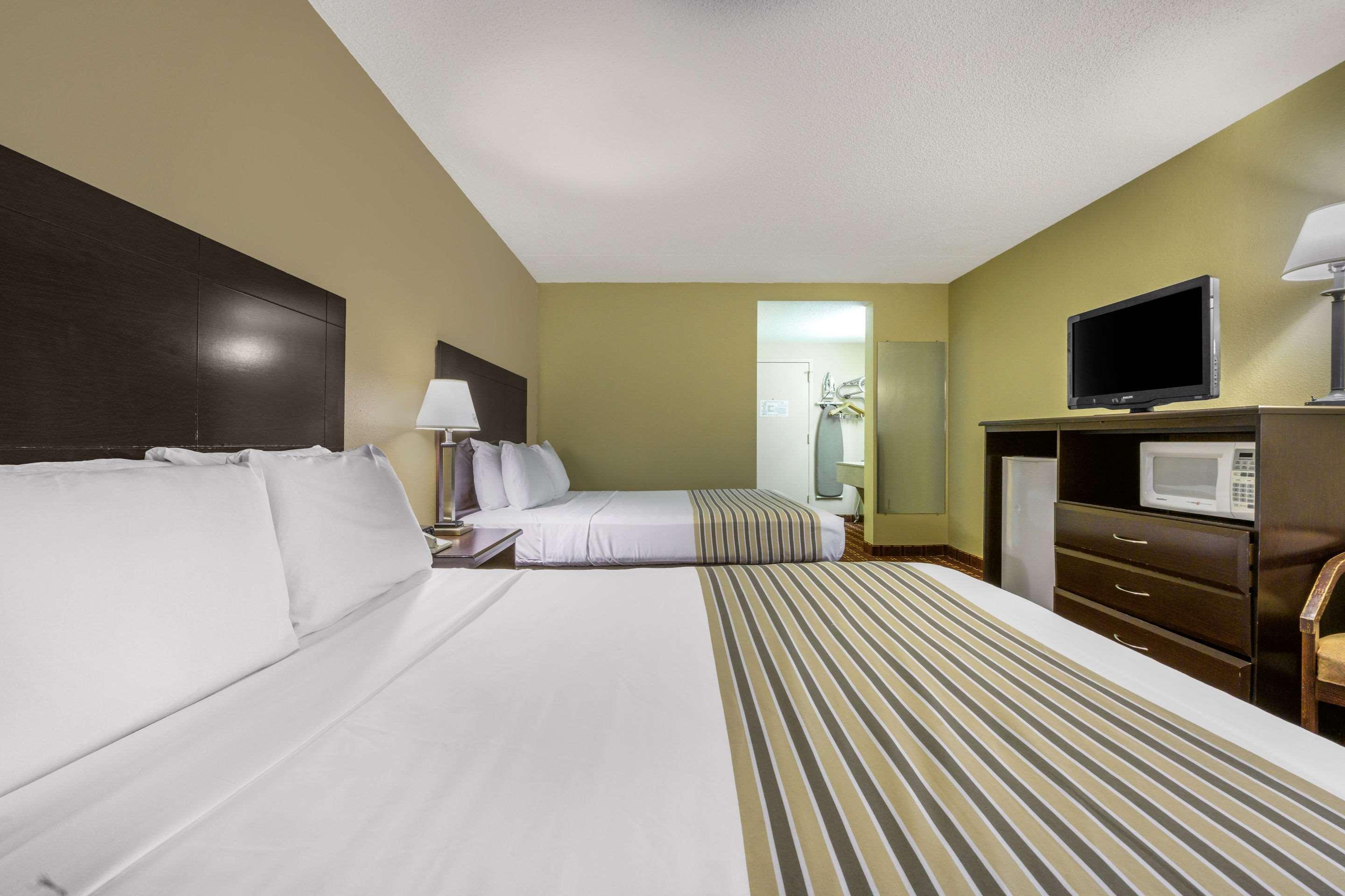 Econo Lodge Inn & Suites Triadelphia - Wheeling Екстер'єр фото