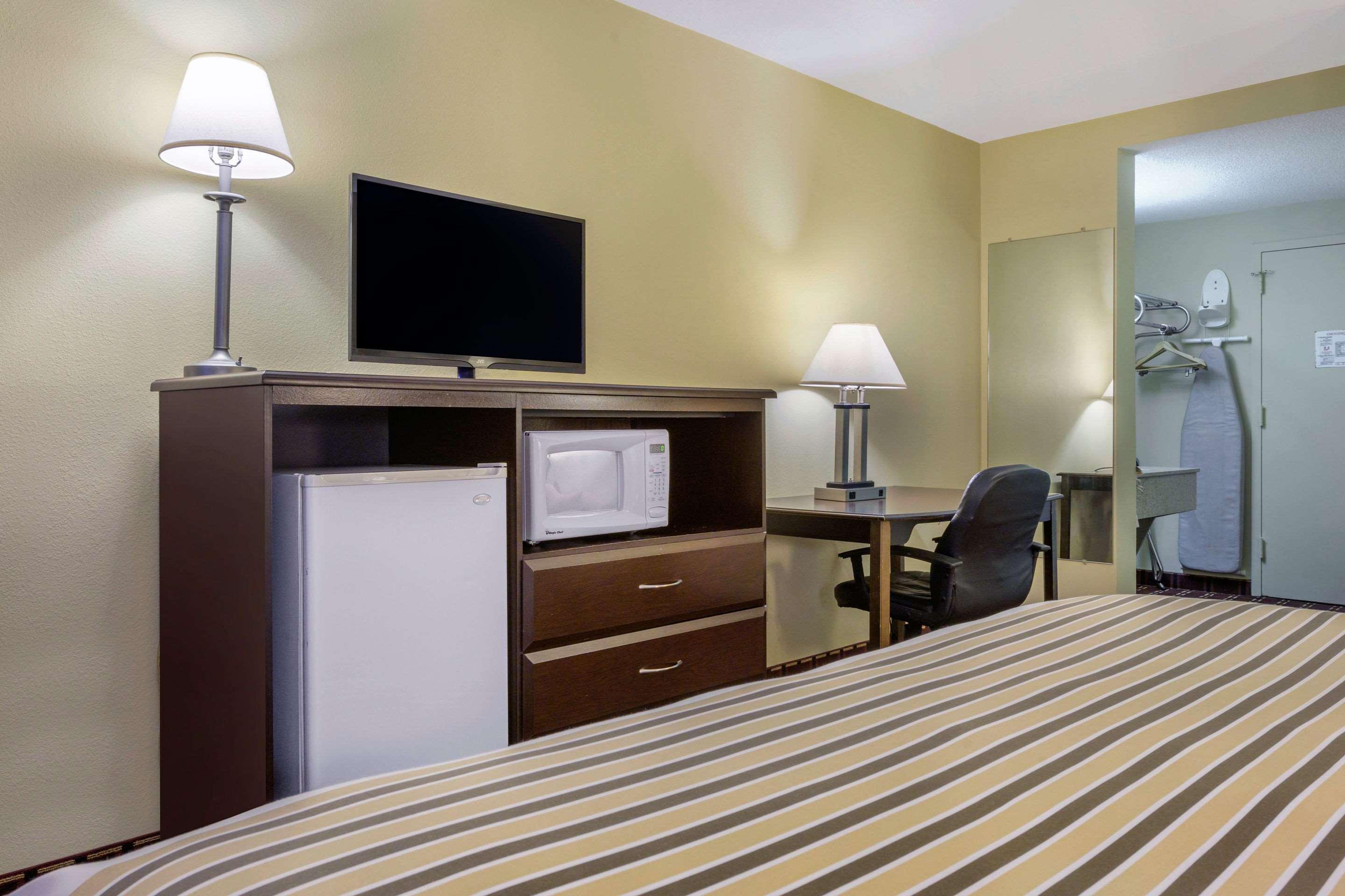 Econo Lodge Inn & Suites Triadelphia - Wheeling Екстер'єр фото
