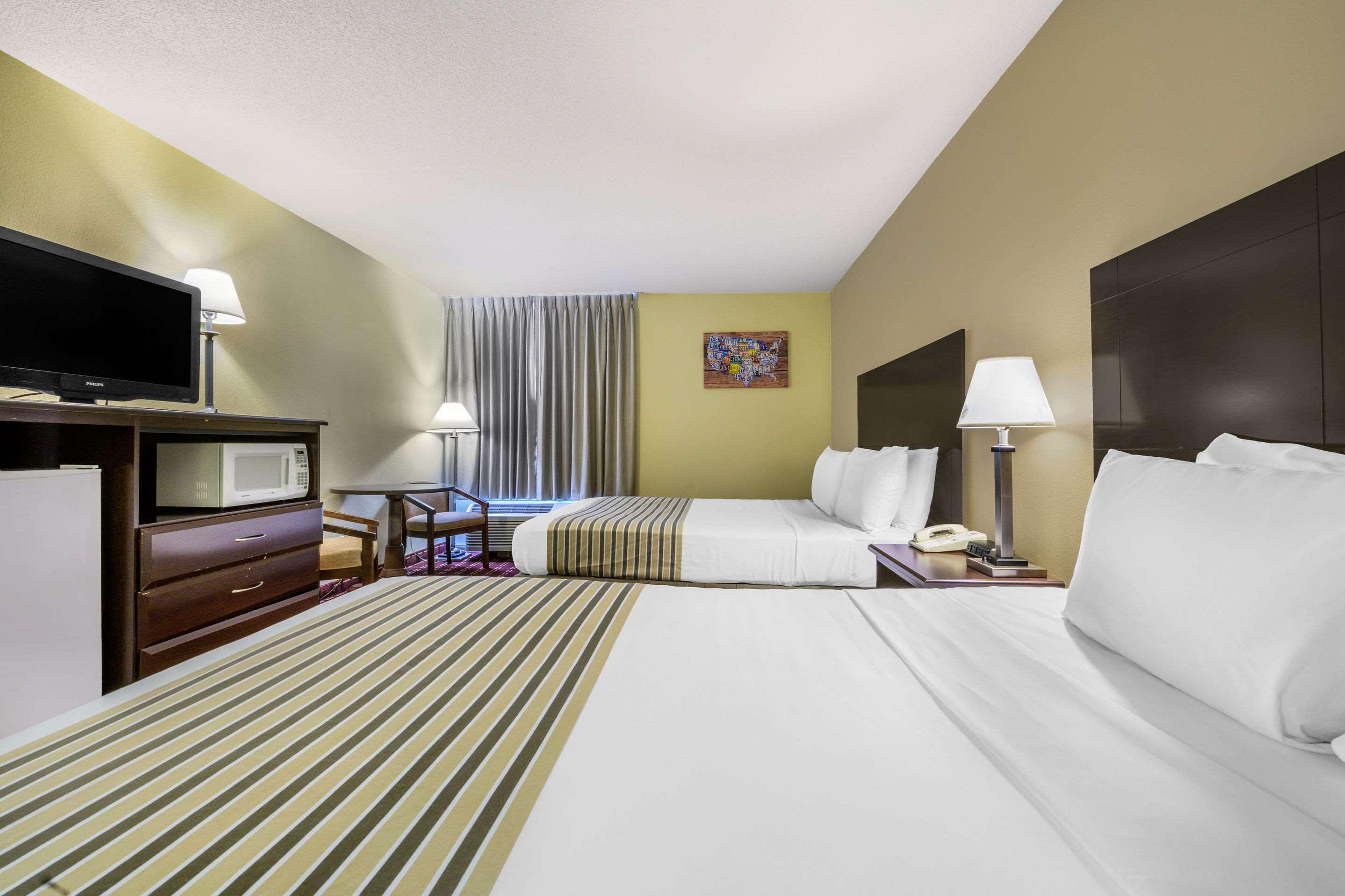 Econo Lodge Inn & Suites Triadelphia - Wheeling Екстер'єр фото