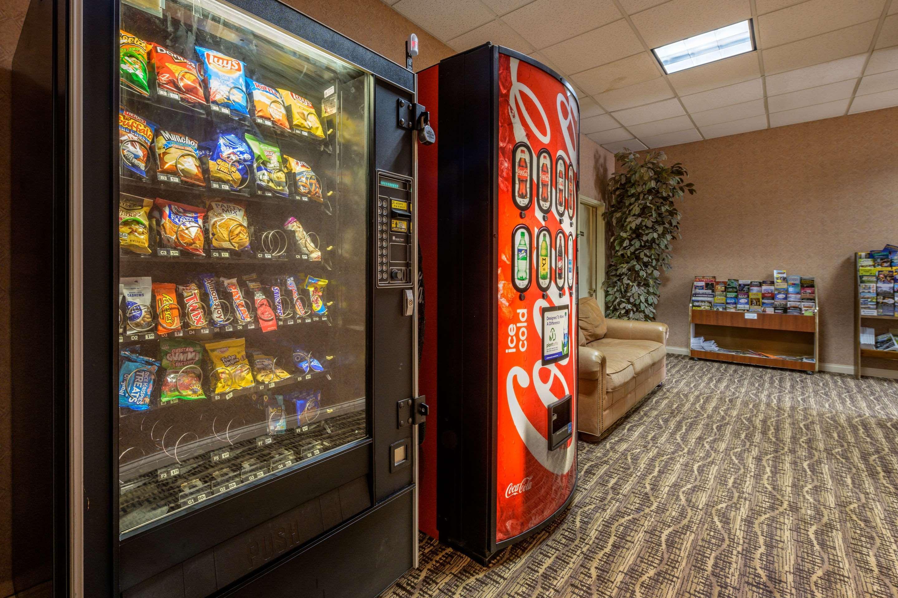Econo Lodge Inn & Suites Triadelphia - Wheeling Екстер'єр фото