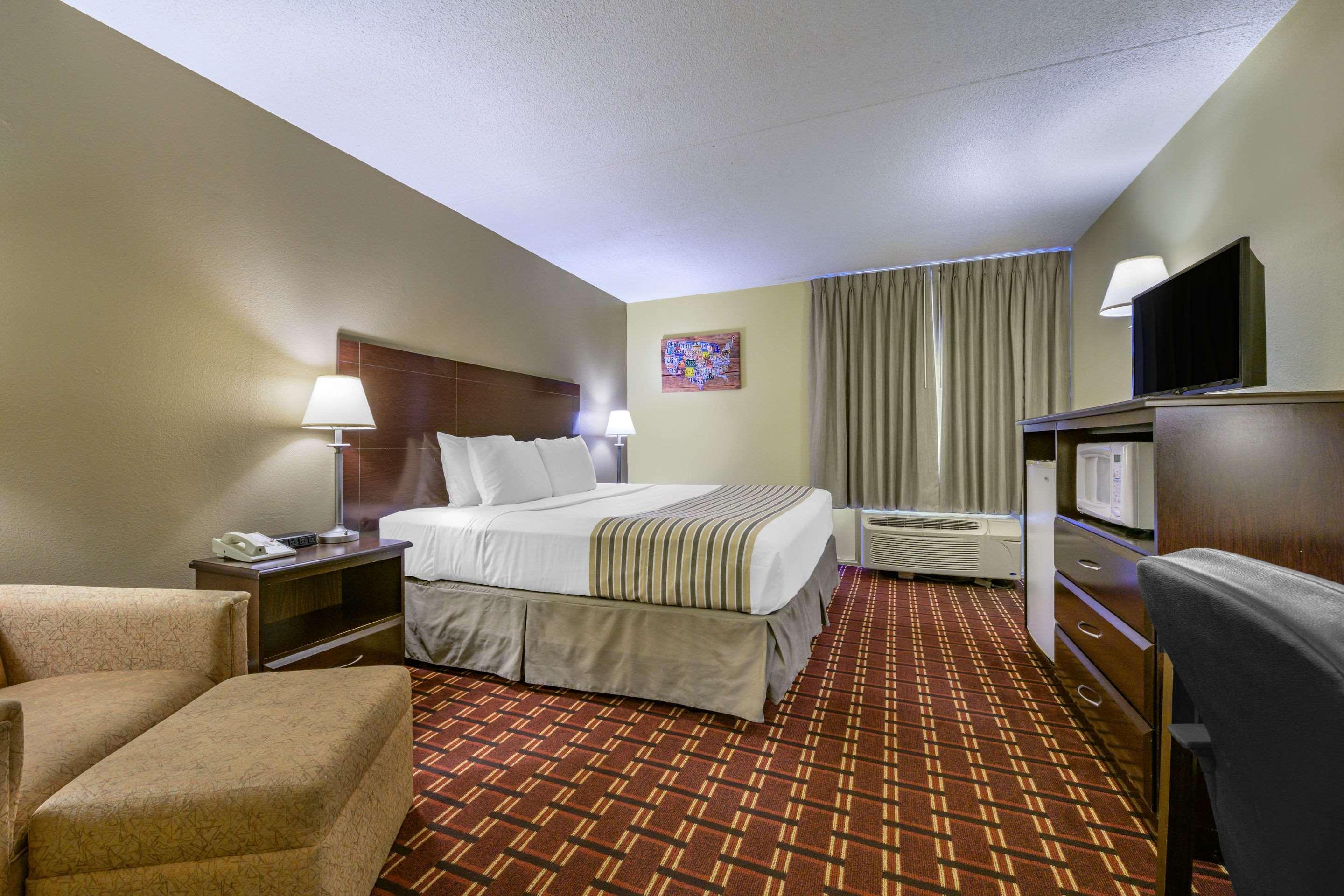 Econo Lodge Inn & Suites Triadelphia - Wheeling Екстер'єр фото