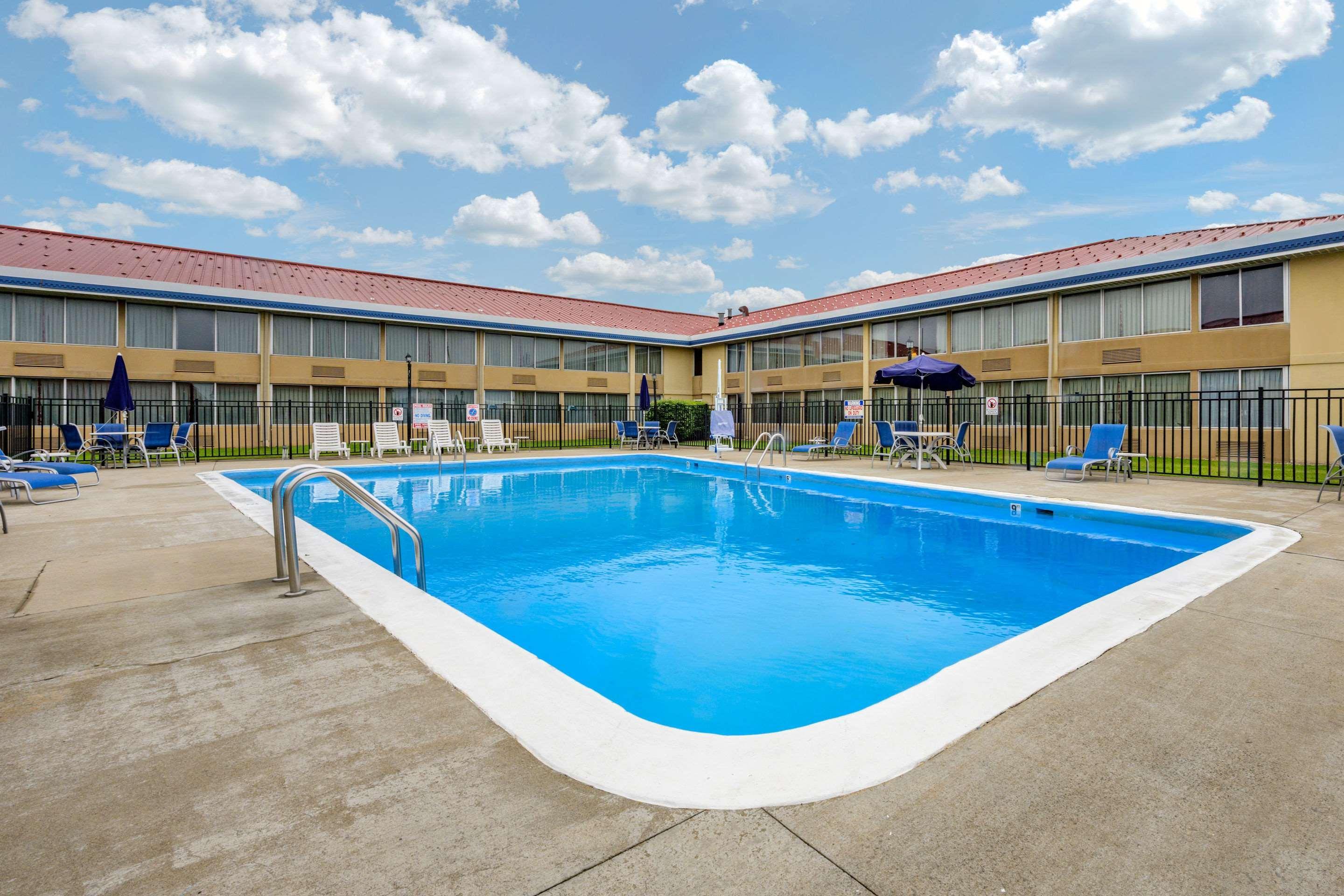 Econo Lodge Inn & Suites Triadelphia - Wheeling Екстер'єр фото