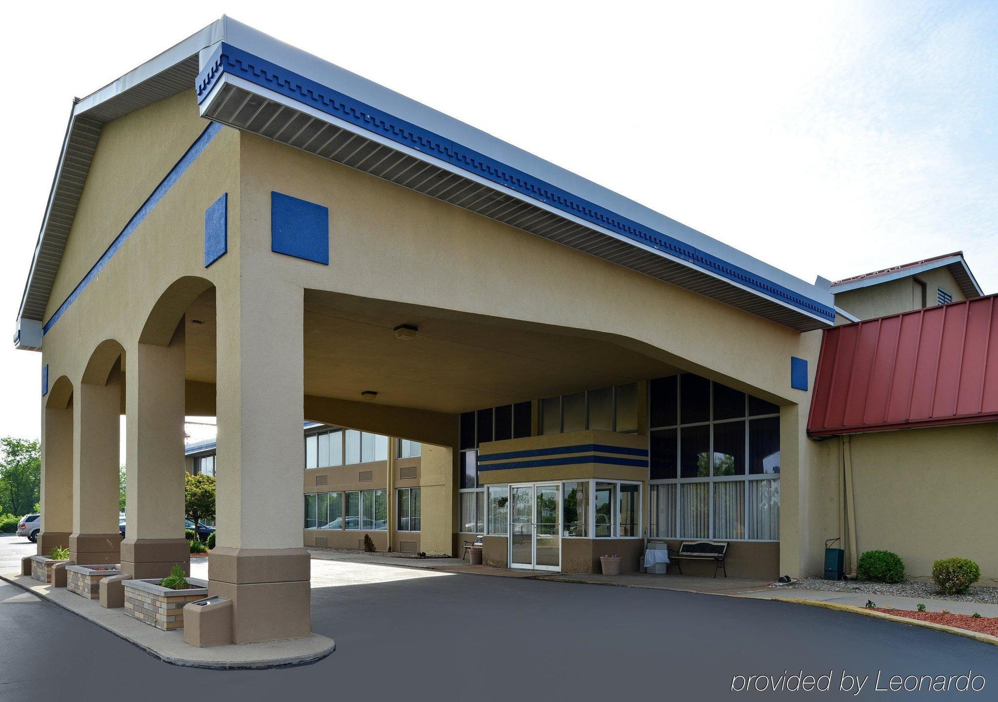 Econo Lodge Inn & Suites Triadelphia - Wheeling Екстер'єр фото