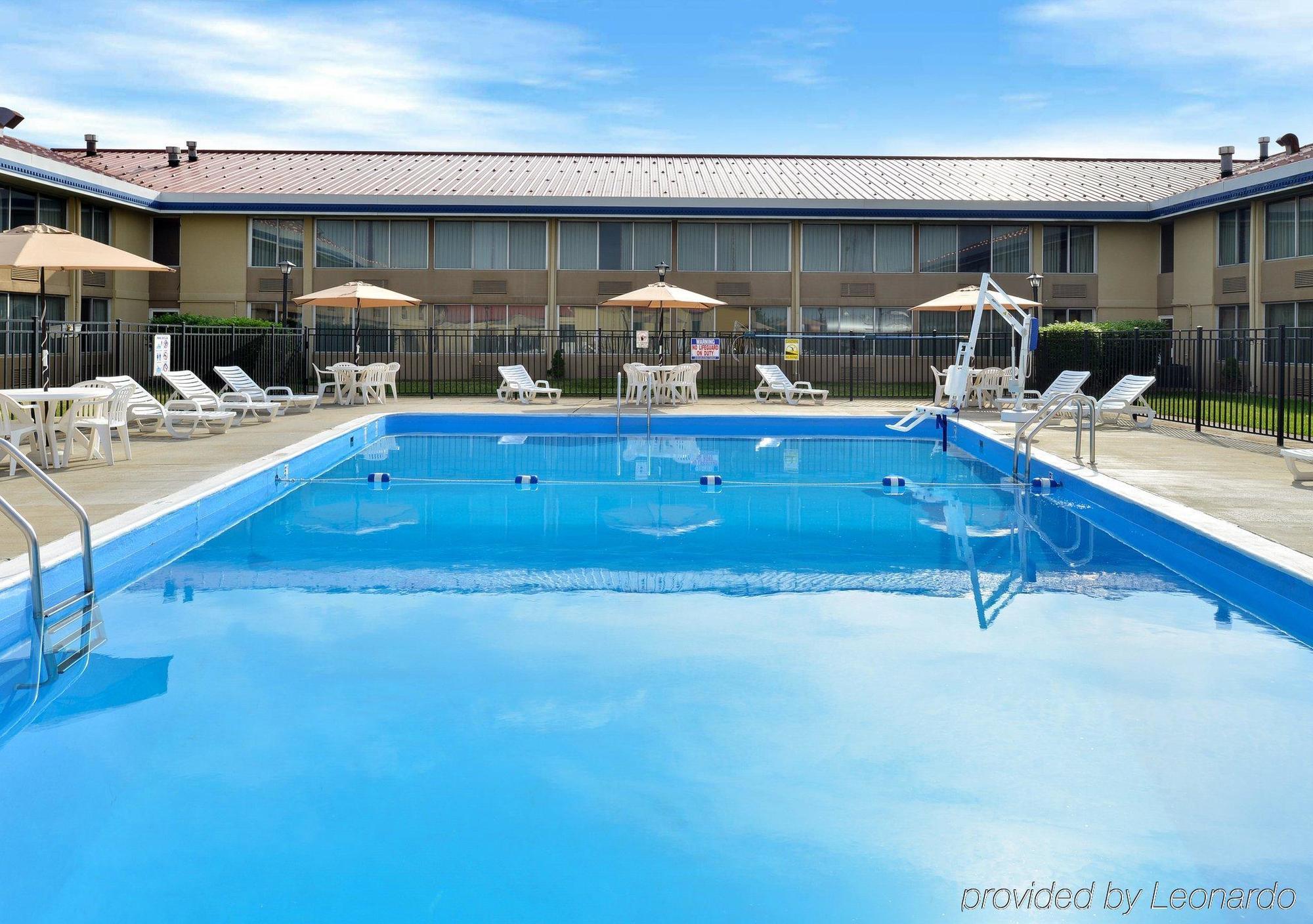 Econo Lodge Inn & Suites Triadelphia - Wheeling Екстер'єр фото