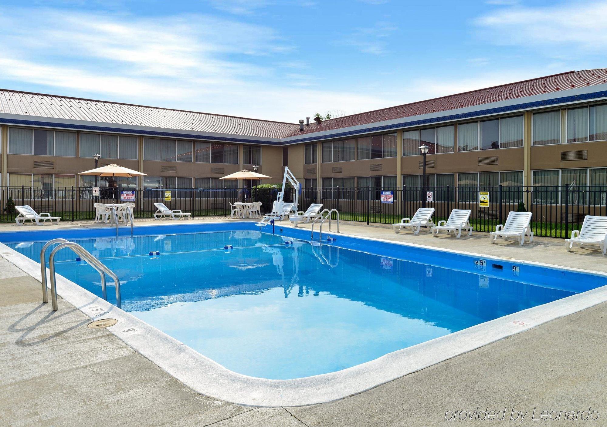 Econo Lodge Inn & Suites Triadelphia - Wheeling Екстер'єр фото