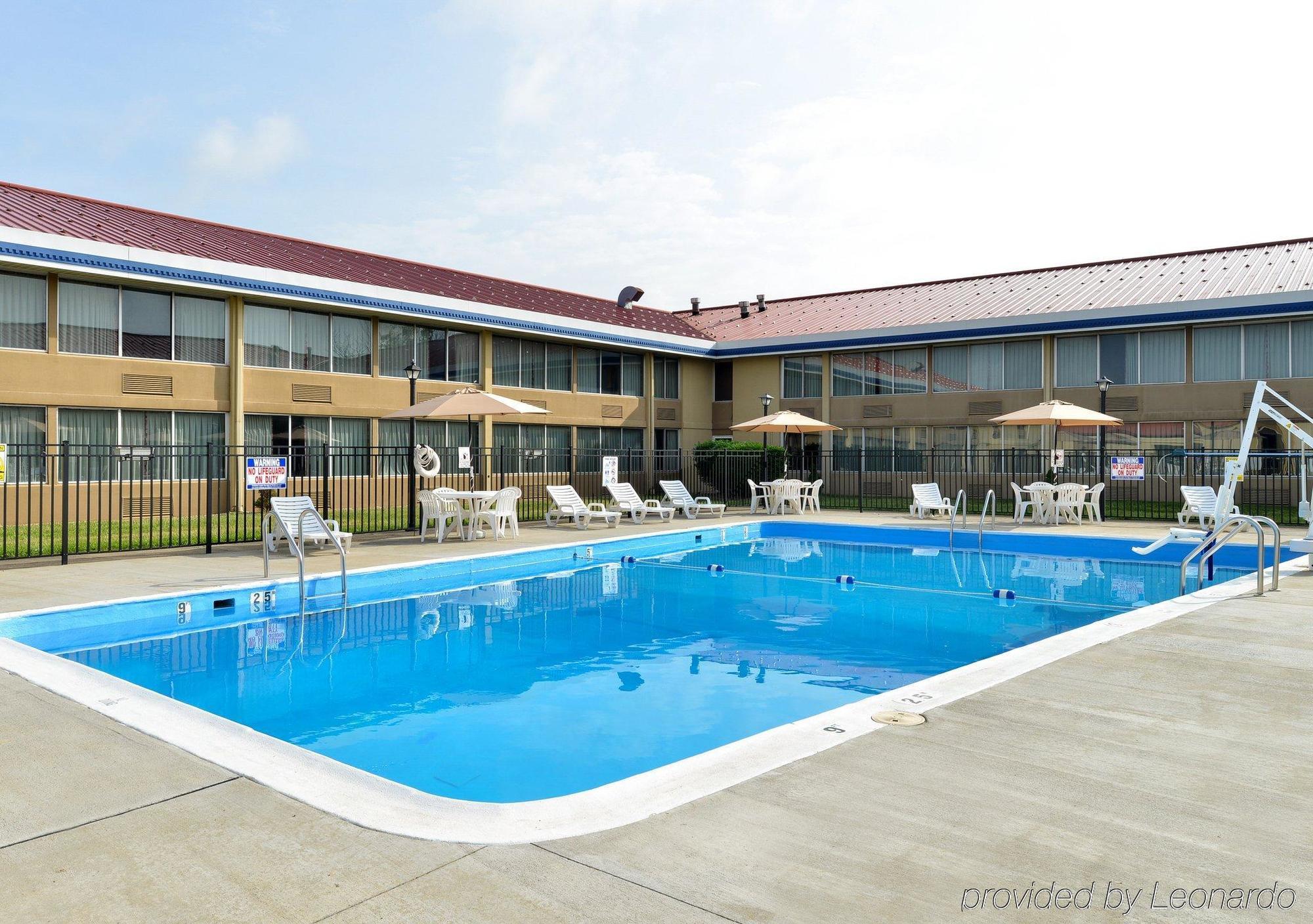 Econo Lodge Inn & Suites Triadelphia - Wheeling Екстер'єр фото