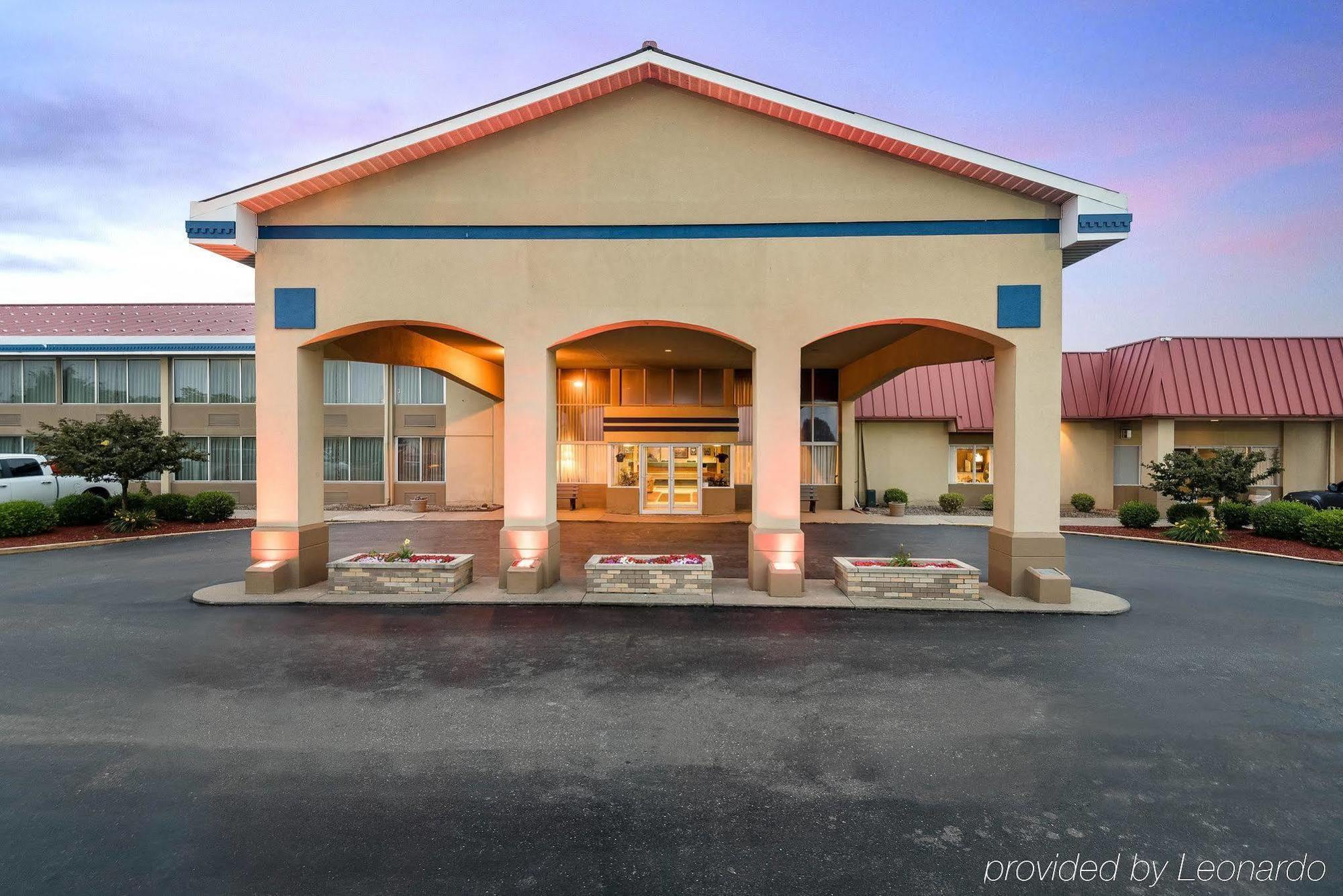 Econo Lodge Inn & Suites Triadelphia - Wheeling Екстер'єр фото