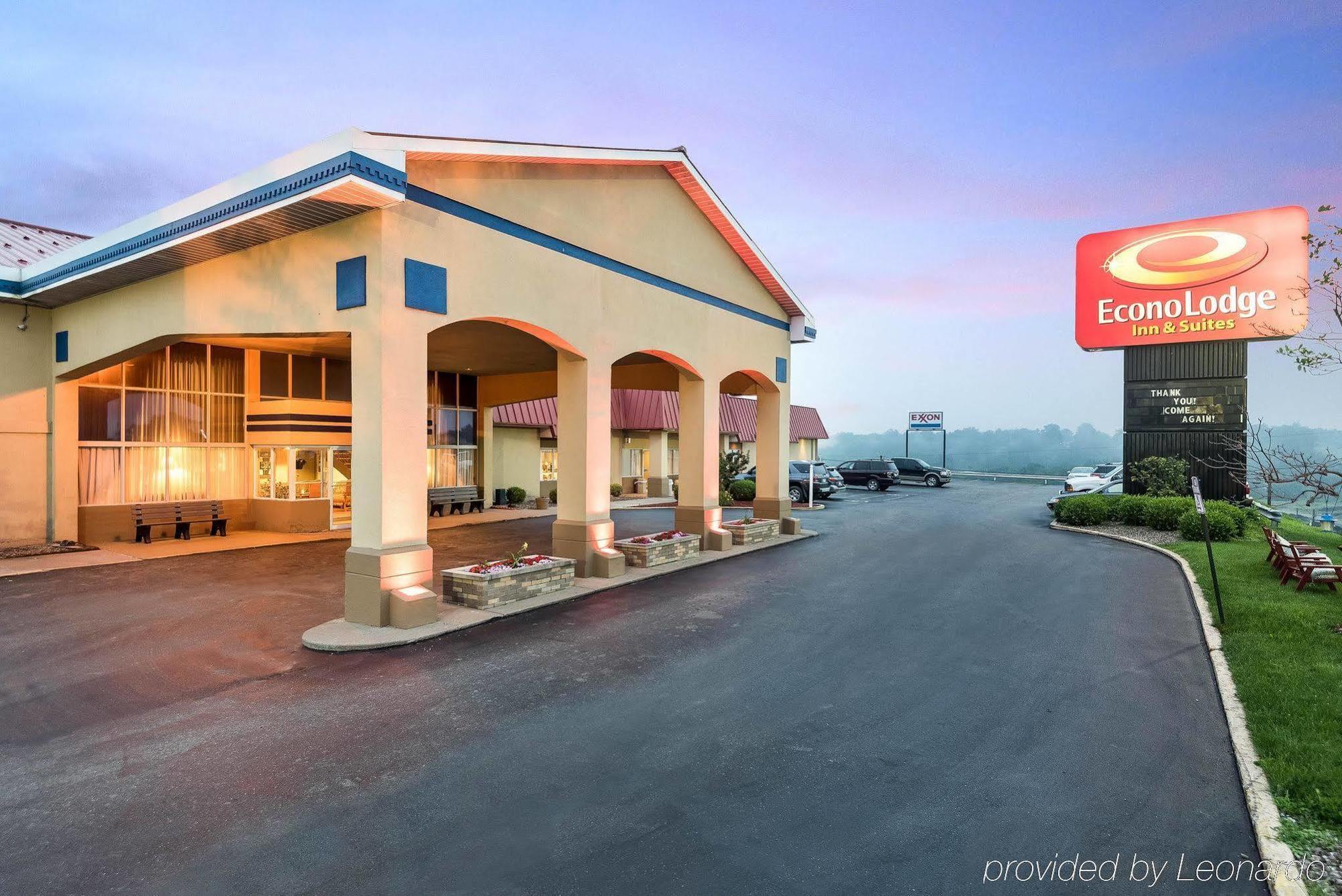 Econo Lodge Inn & Suites Triadelphia - Wheeling Екстер'єр фото