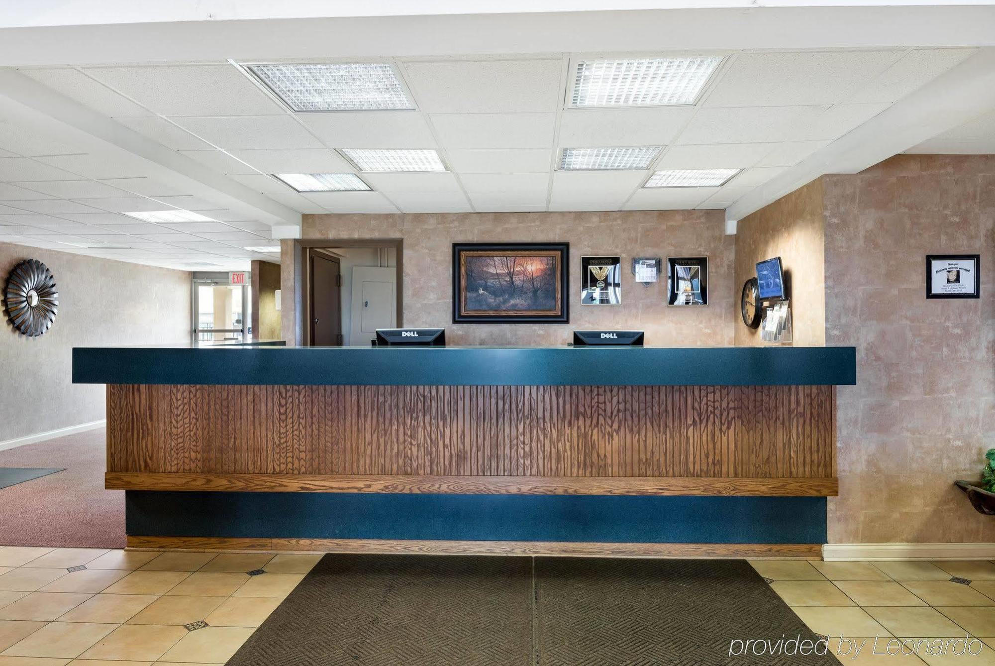 Econo Lodge Inn & Suites Triadelphia - Wheeling Екстер'єр фото