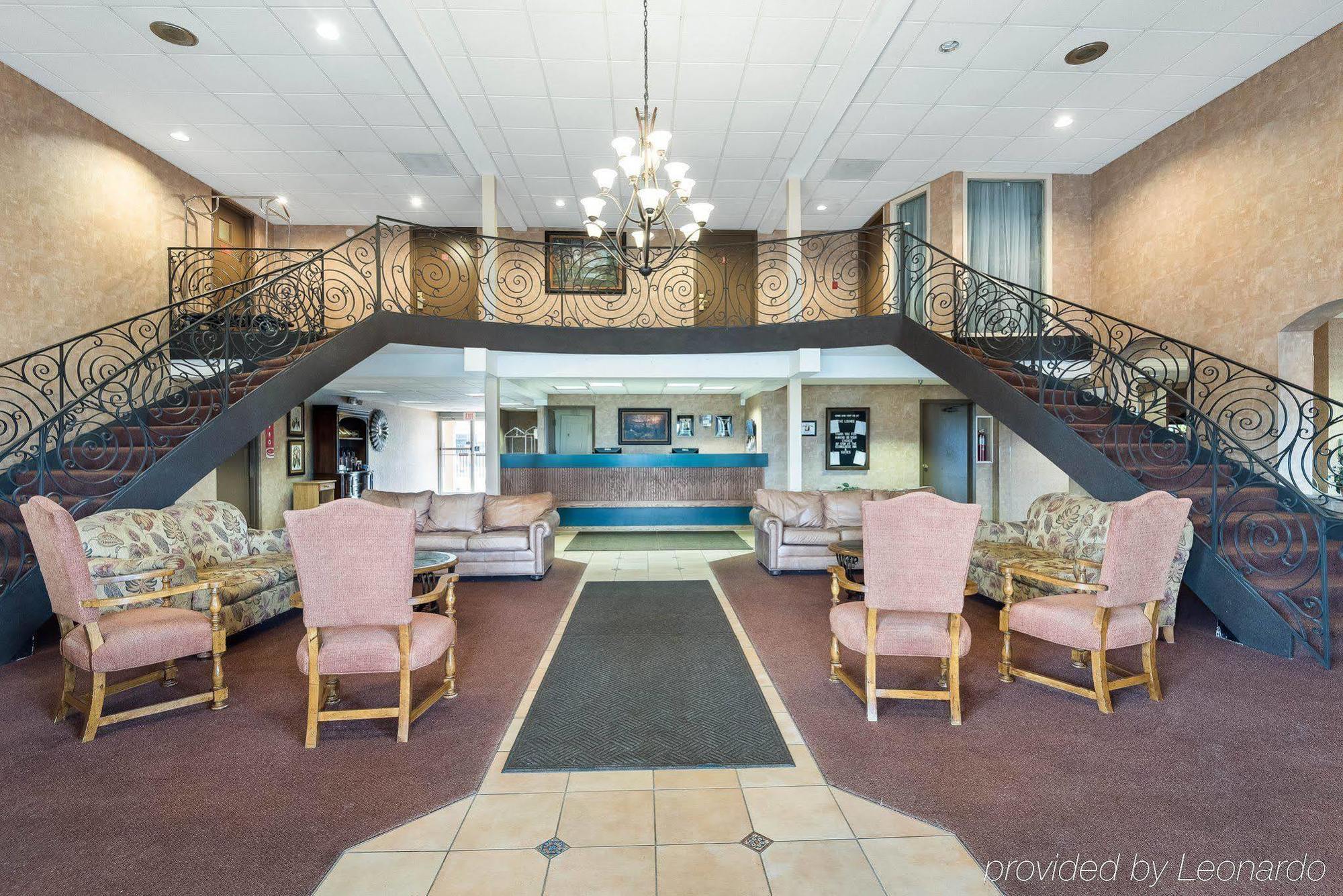 Econo Lodge Inn & Suites Triadelphia - Wheeling Екстер'єр фото