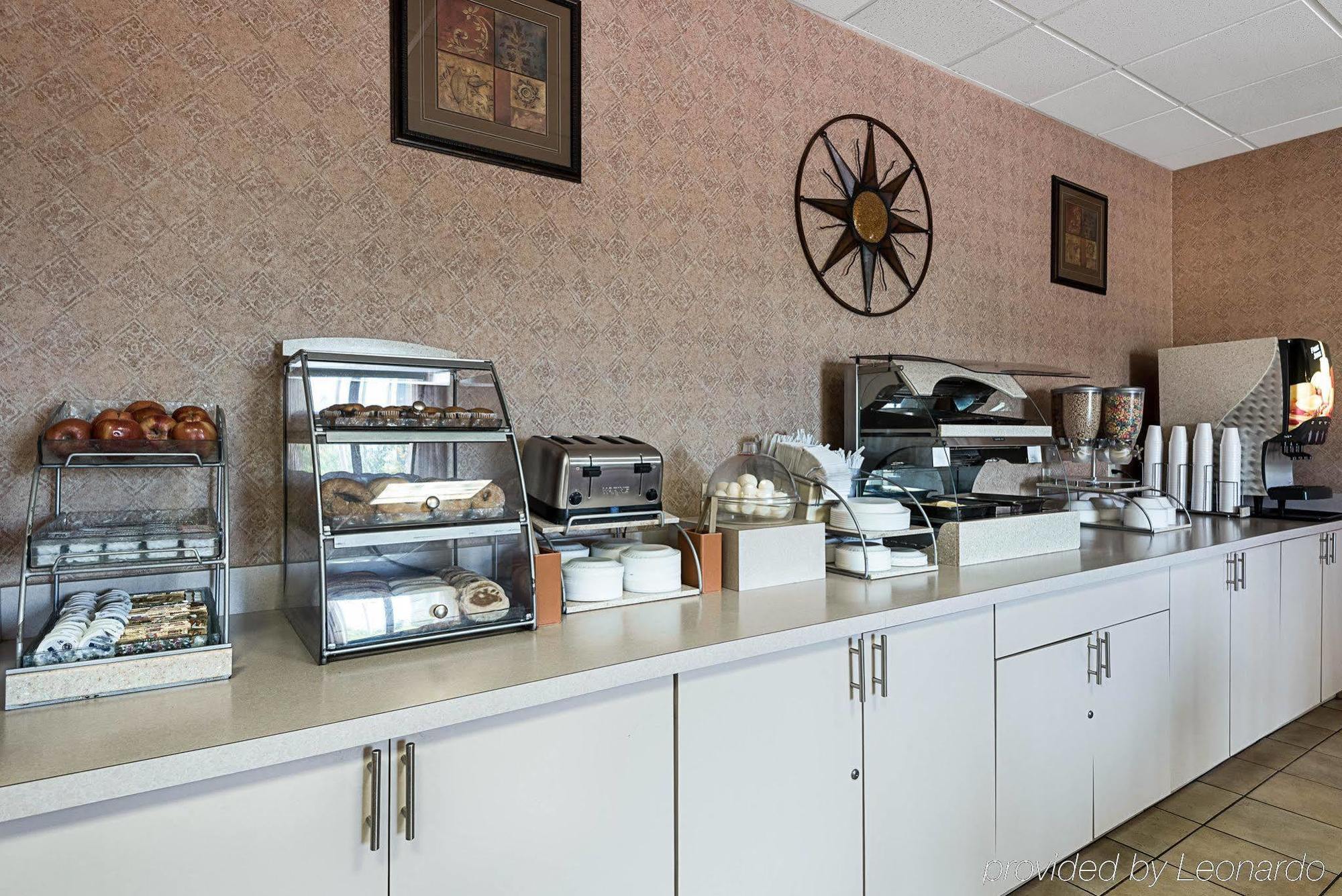 Econo Lodge Inn & Suites Triadelphia - Wheeling Екстер'єр фото