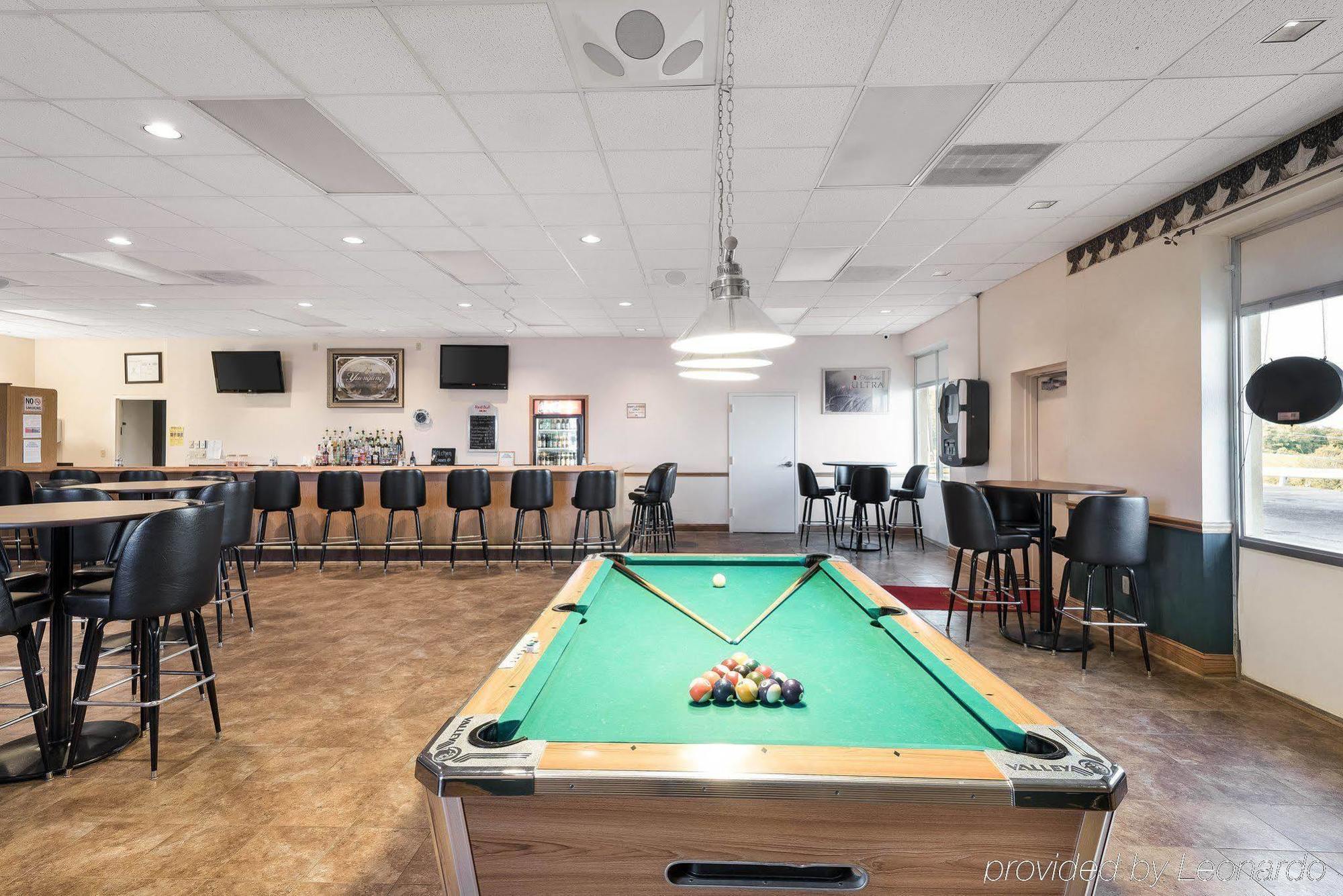Econo Lodge Inn & Suites Triadelphia - Wheeling Екстер'єр фото