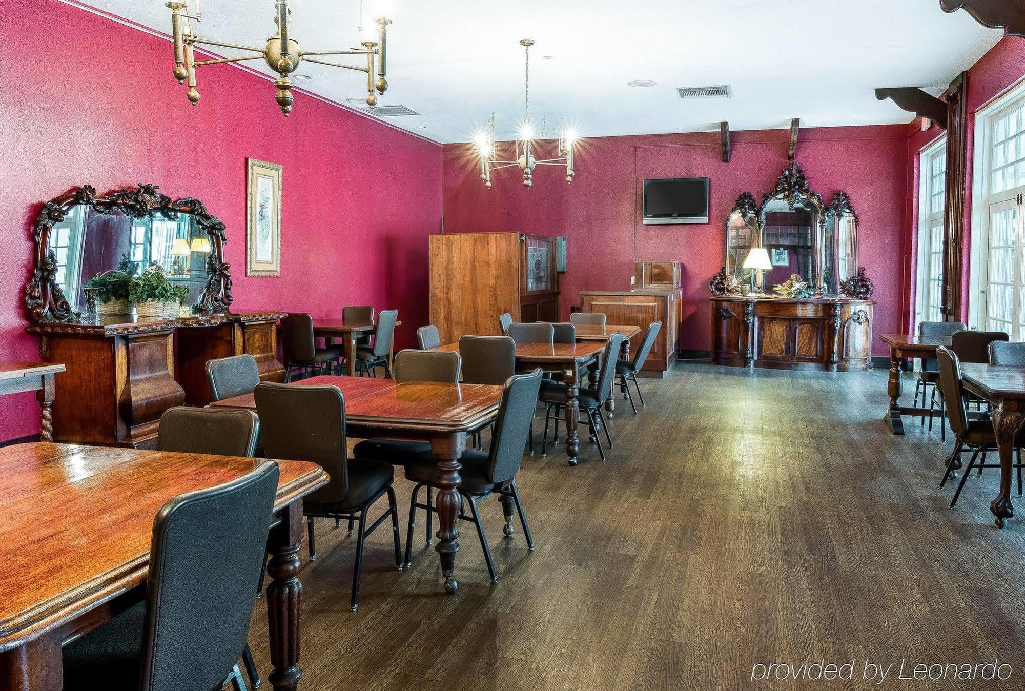Econo Lodge Inn & Suites Triadelphia - Wheeling Екстер'єр фото