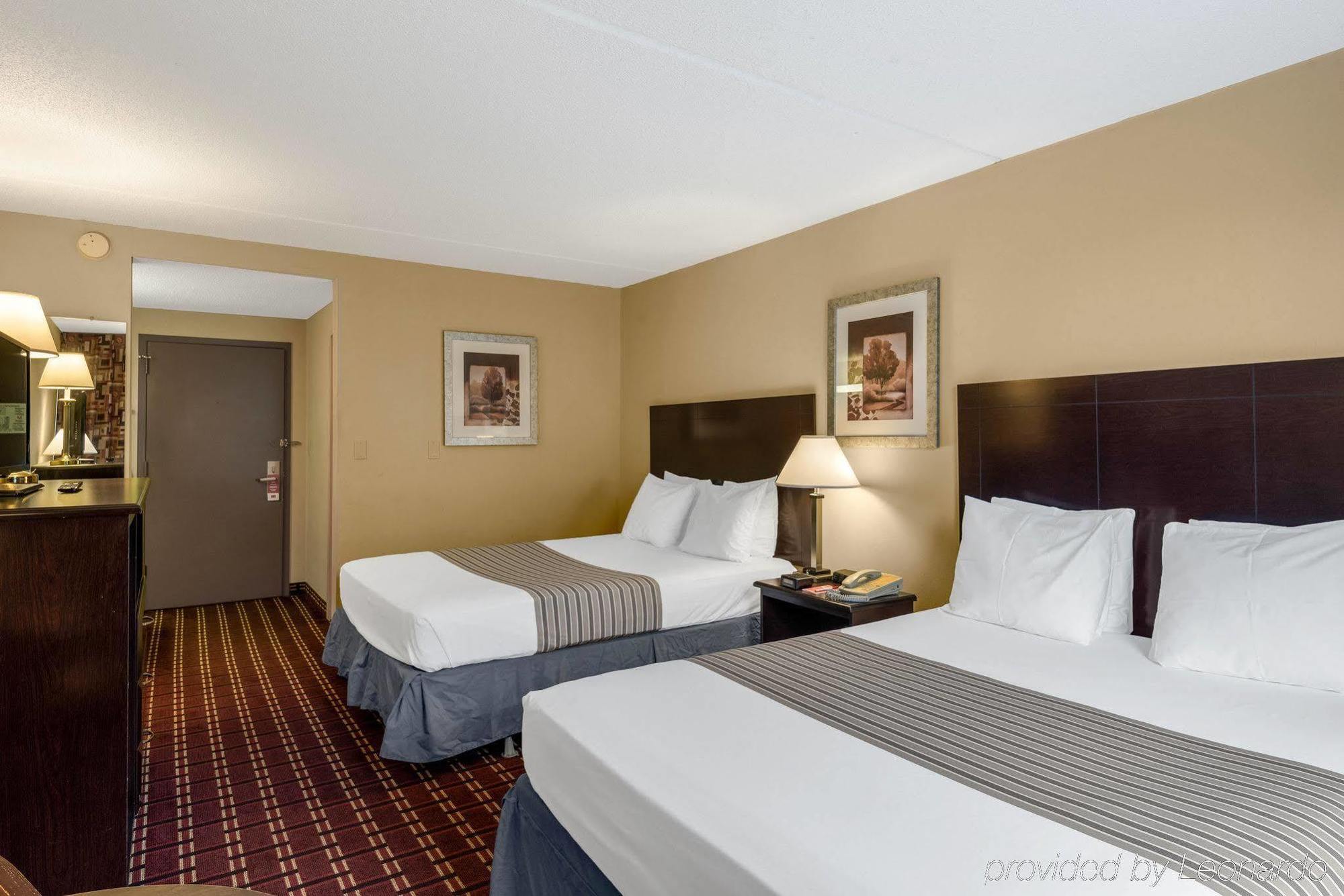 Econo Lodge Inn & Suites Triadelphia - Wheeling Екстер'єр фото