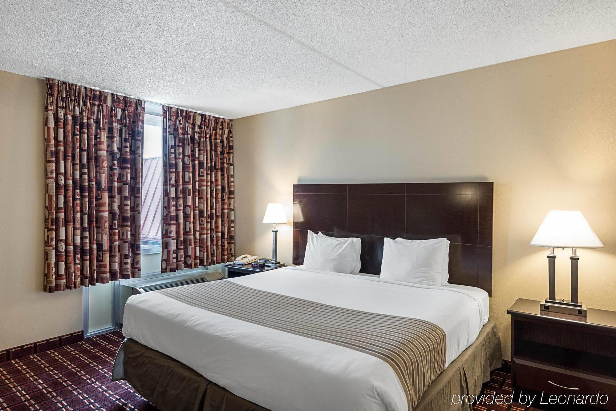 Econo Lodge Inn & Suites Triadelphia - Wheeling Екстер'єр фото