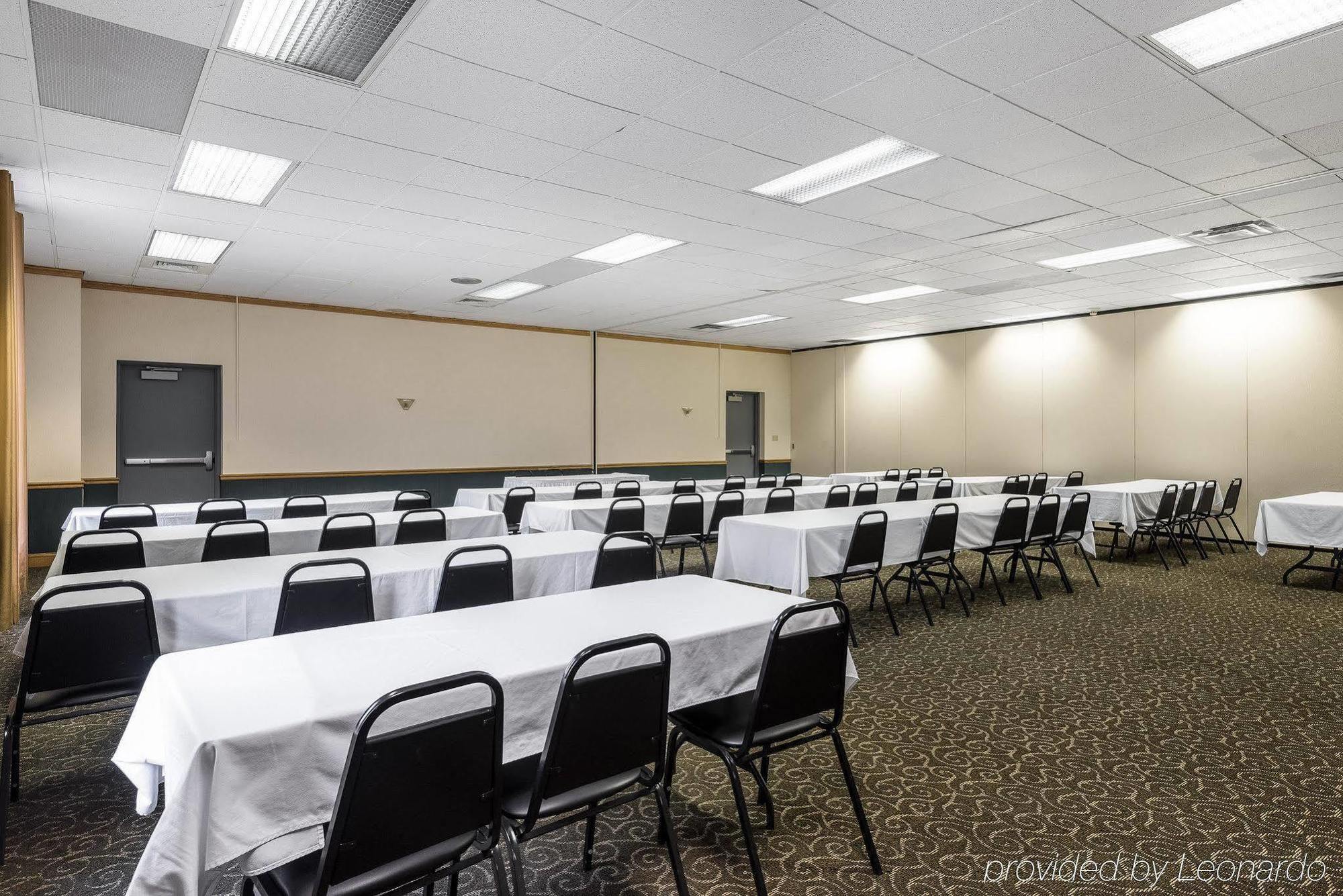 Econo Lodge Inn & Suites Triadelphia - Wheeling Екстер'єр фото