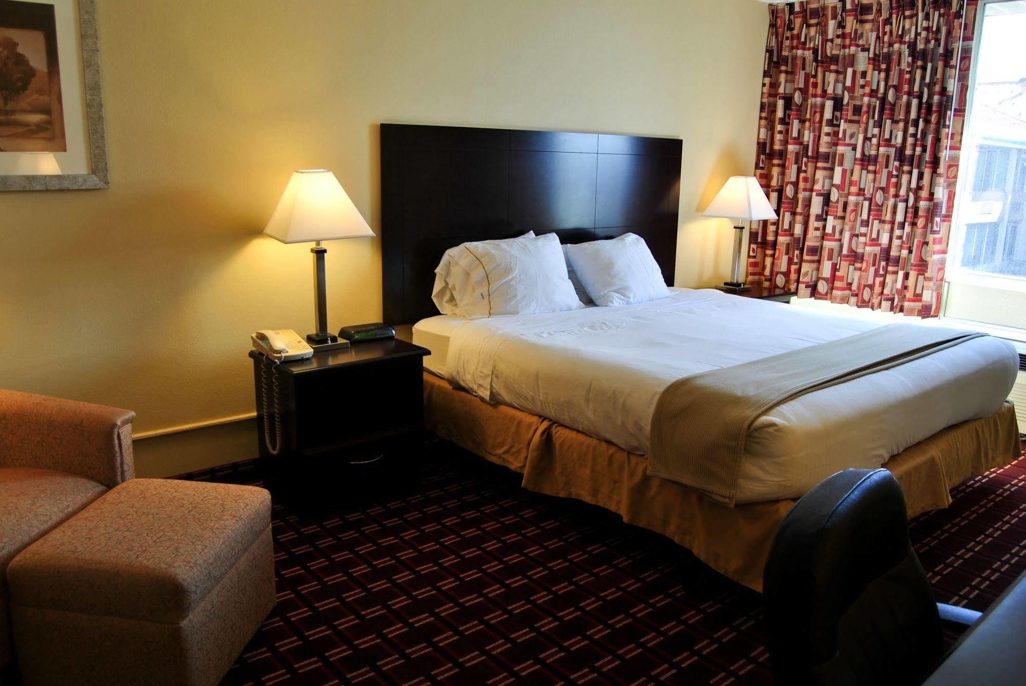 Econo Lodge Inn & Suites Triadelphia - Wheeling Екстер'єр фото