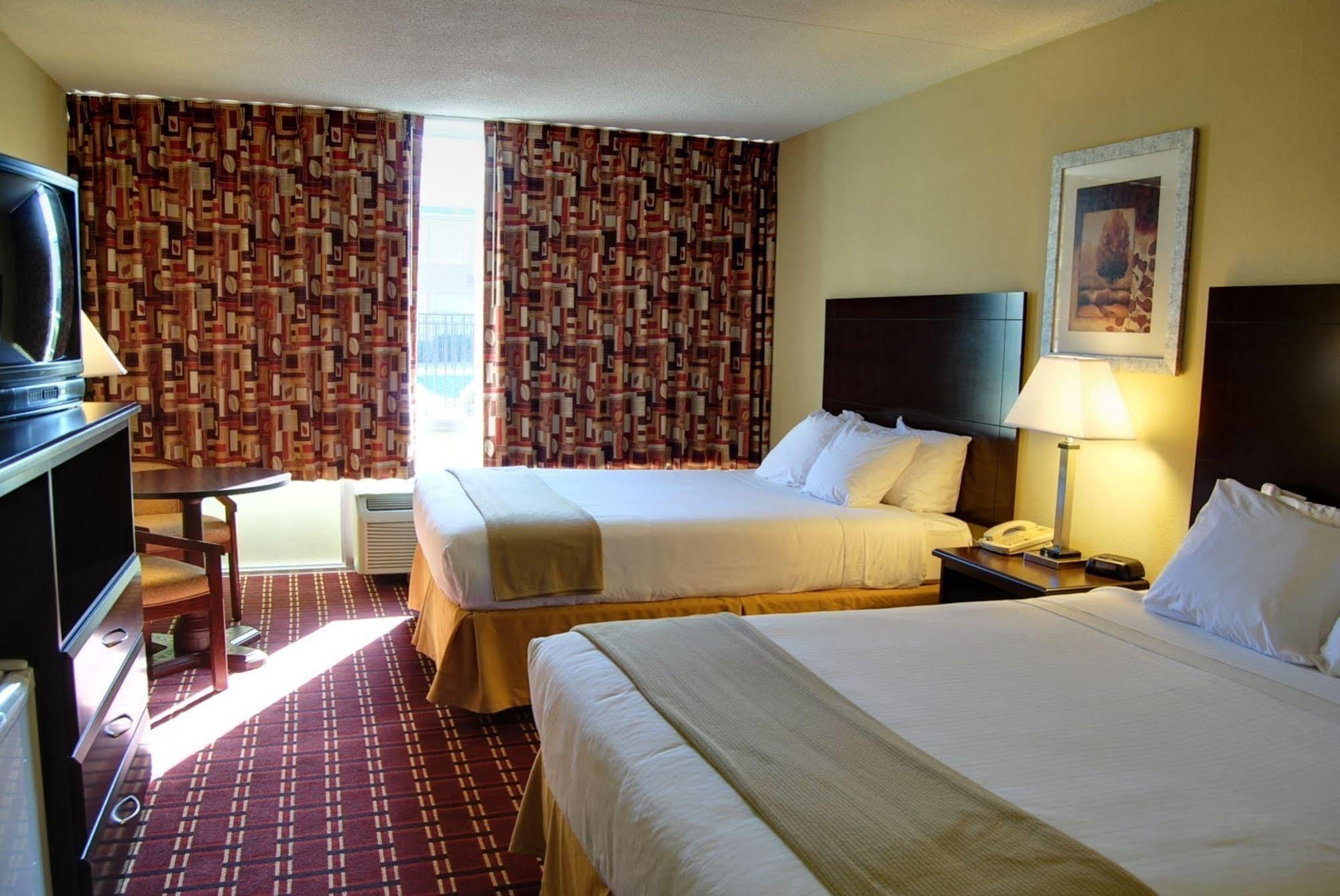 Econo Lodge Inn & Suites Triadelphia - Wheeling Екстер'єр фото