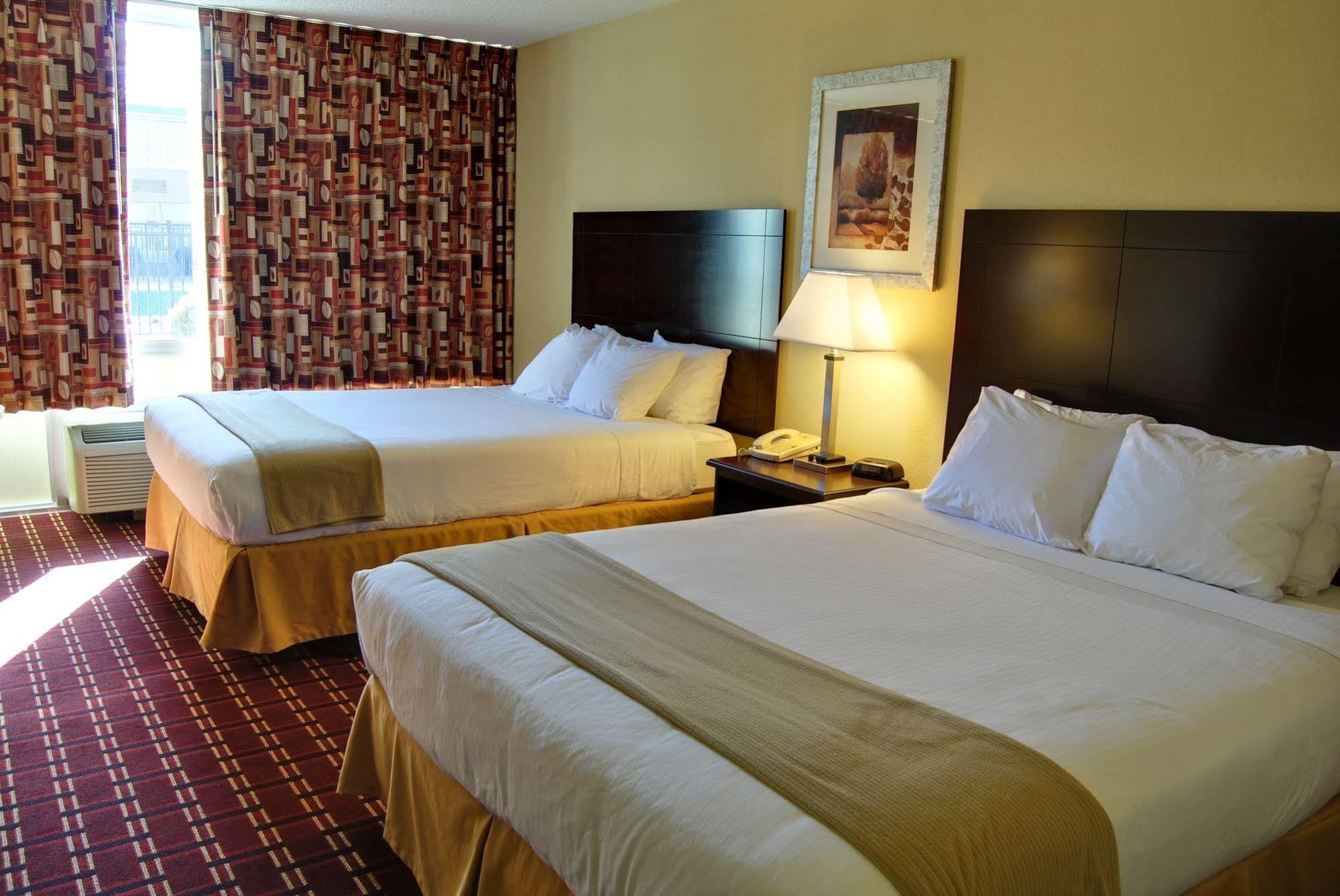 Econo Lodge Inn & Suites Triadelphia - Wheeling Екстер'єр фото