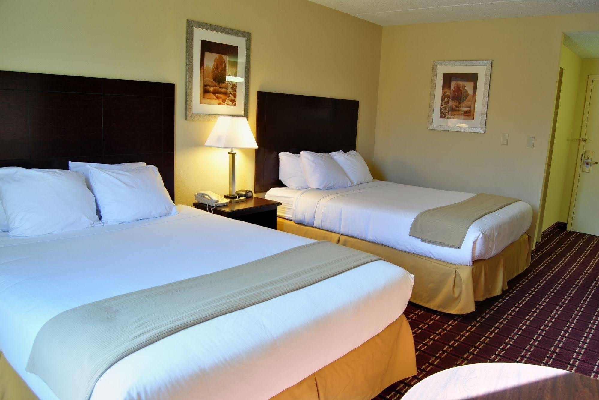 Econo Lodge Inn & Suites Triadelphia - Wheeling Екстер'єр фото