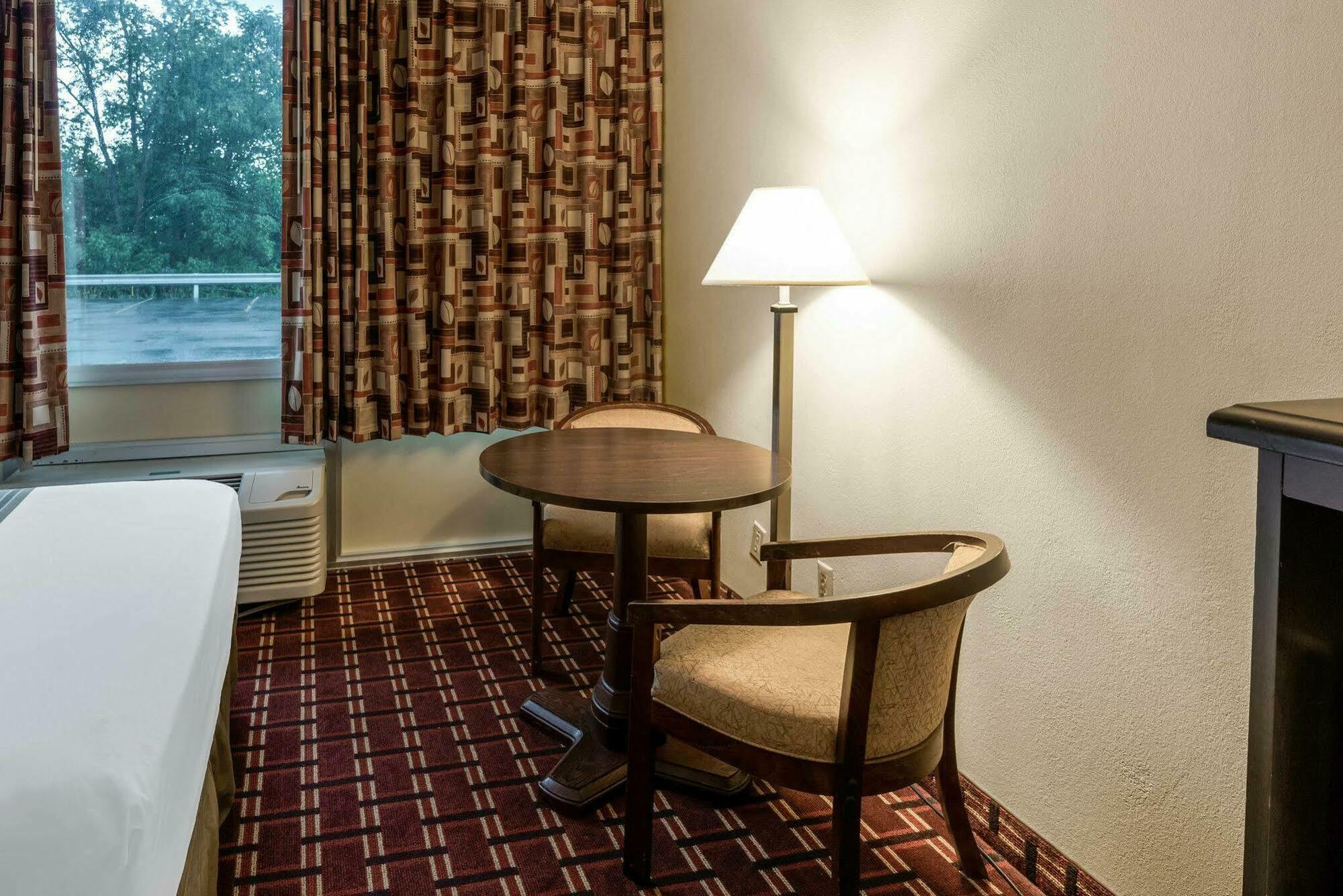 Econo Lodge Inn & Suites Triadelphia - Wheeling Екстер'єр фото
