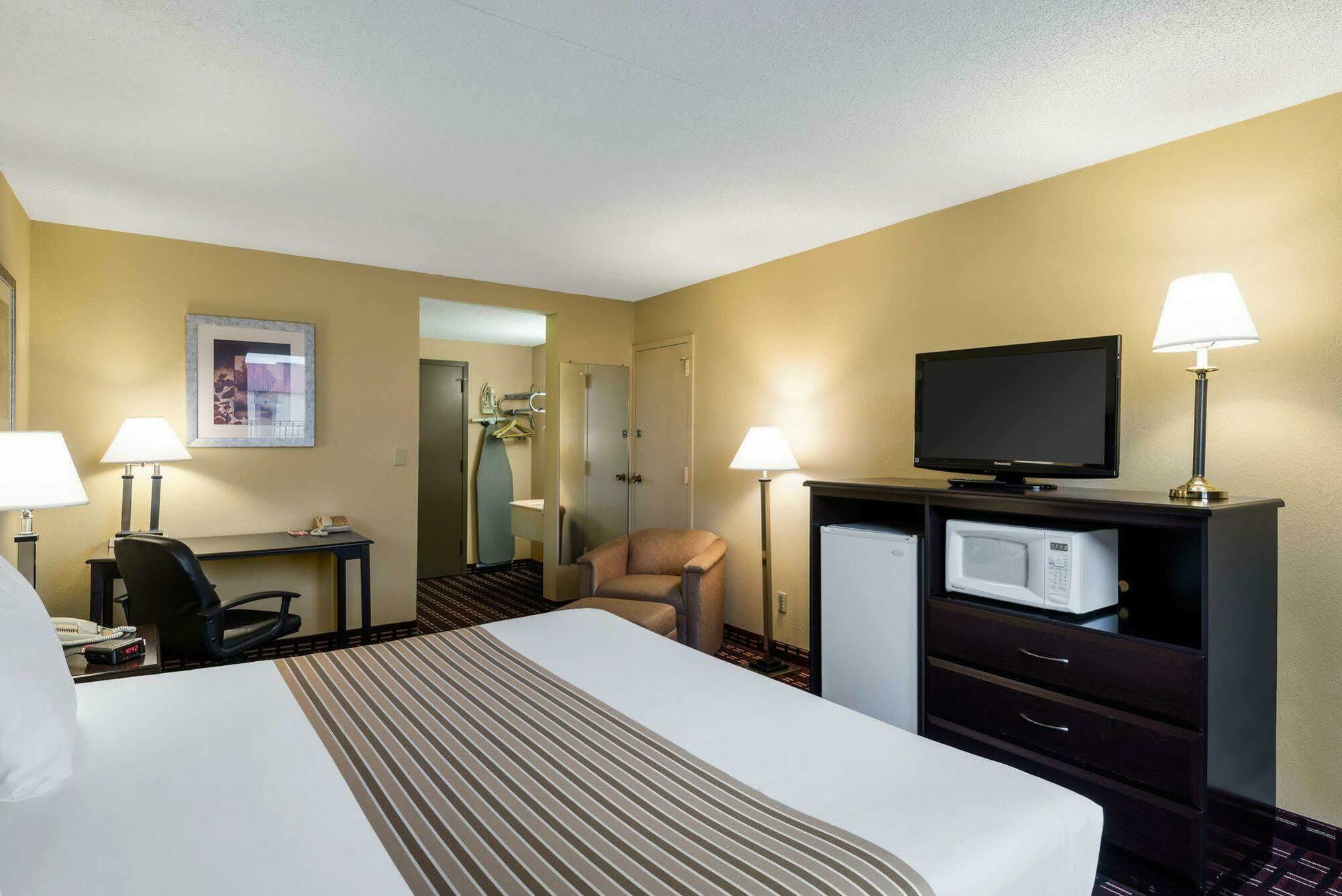 Econo Lodge Inn & Suites Triadelphia - Wheeling Екстер'єр фото