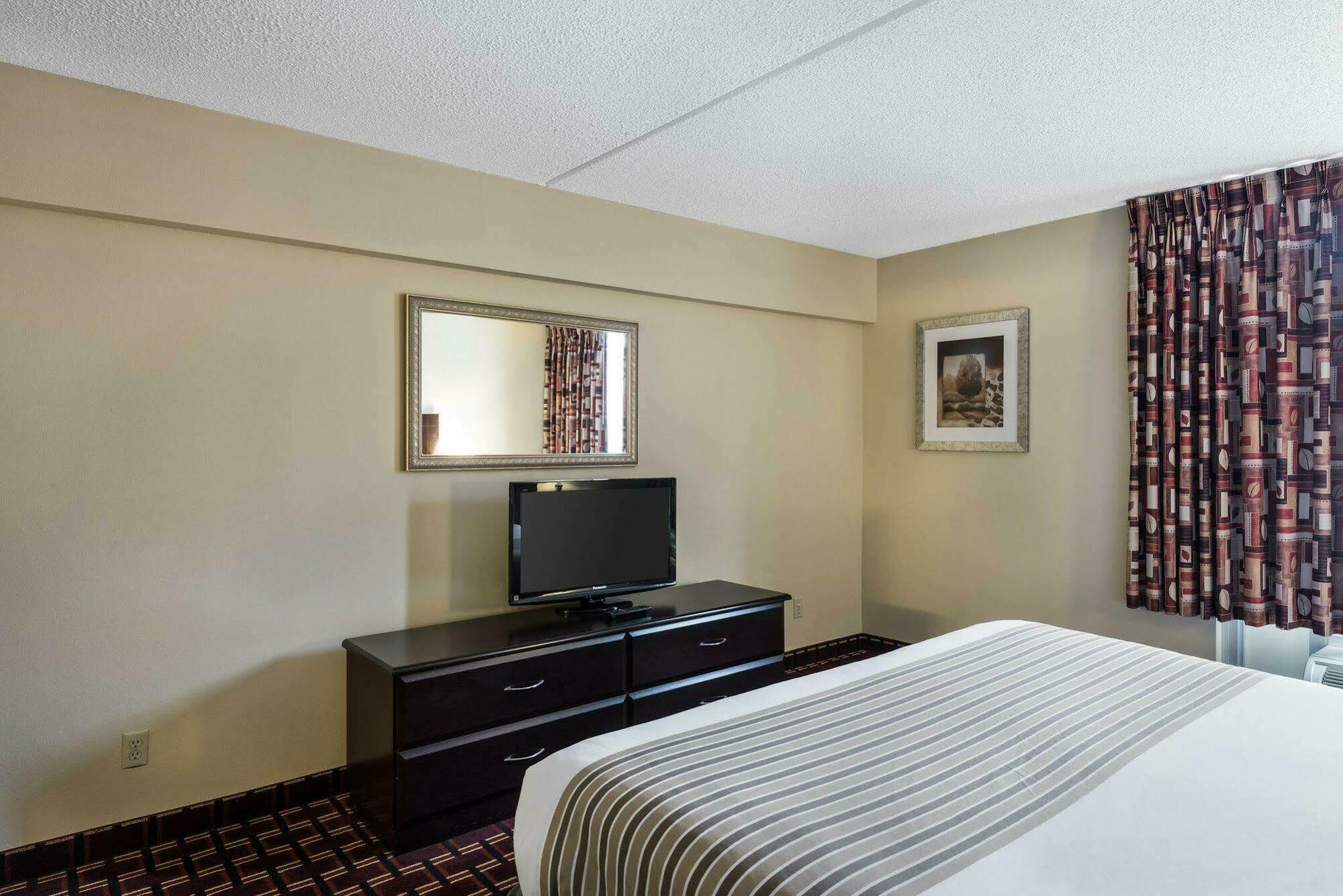 Econo Lodge Inn & Suites Triadelphia - Wheeling Екстер'єр фото