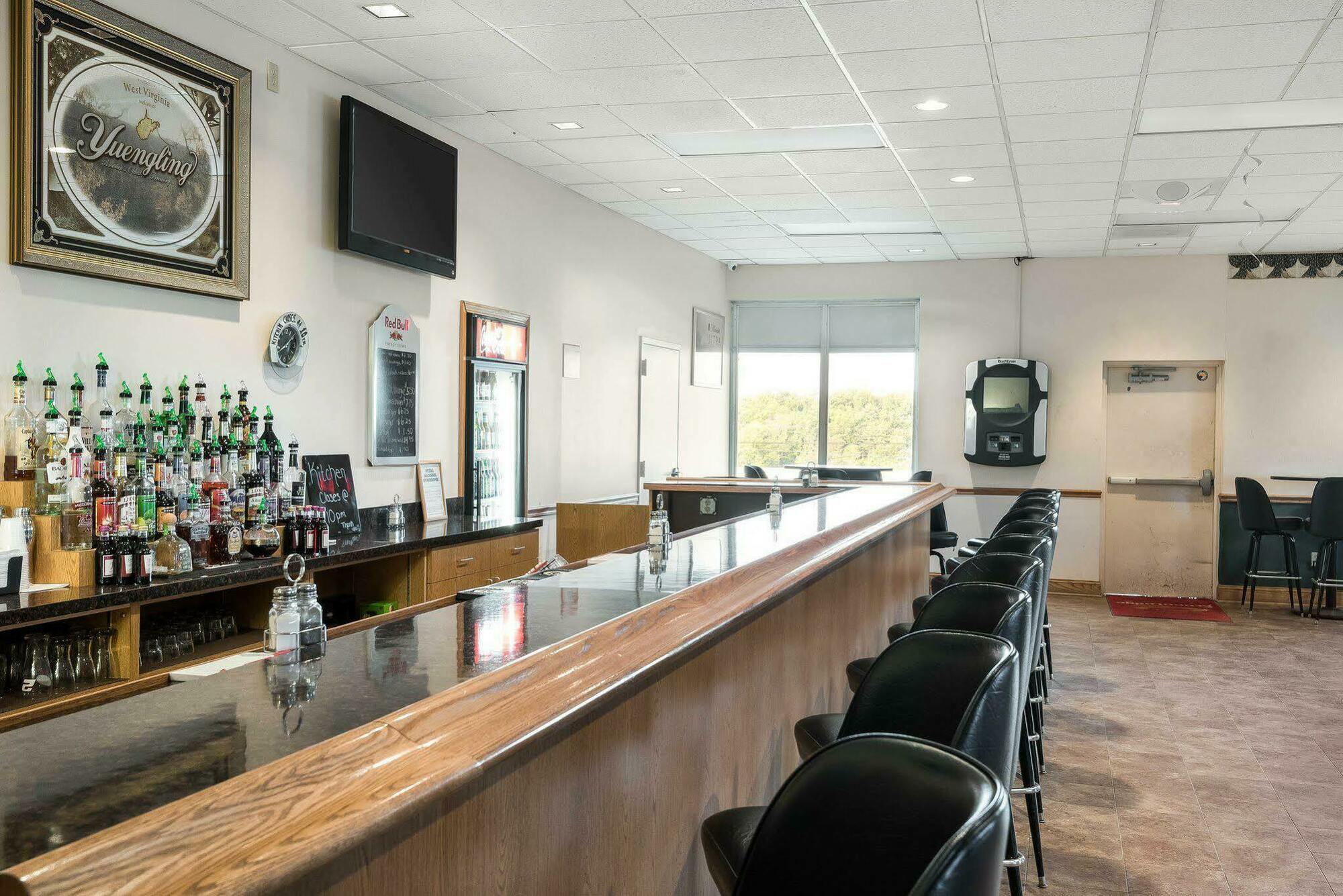 Econo Lodge Inn & Suites Triadelphia - Wheeling Екстер'єр фото