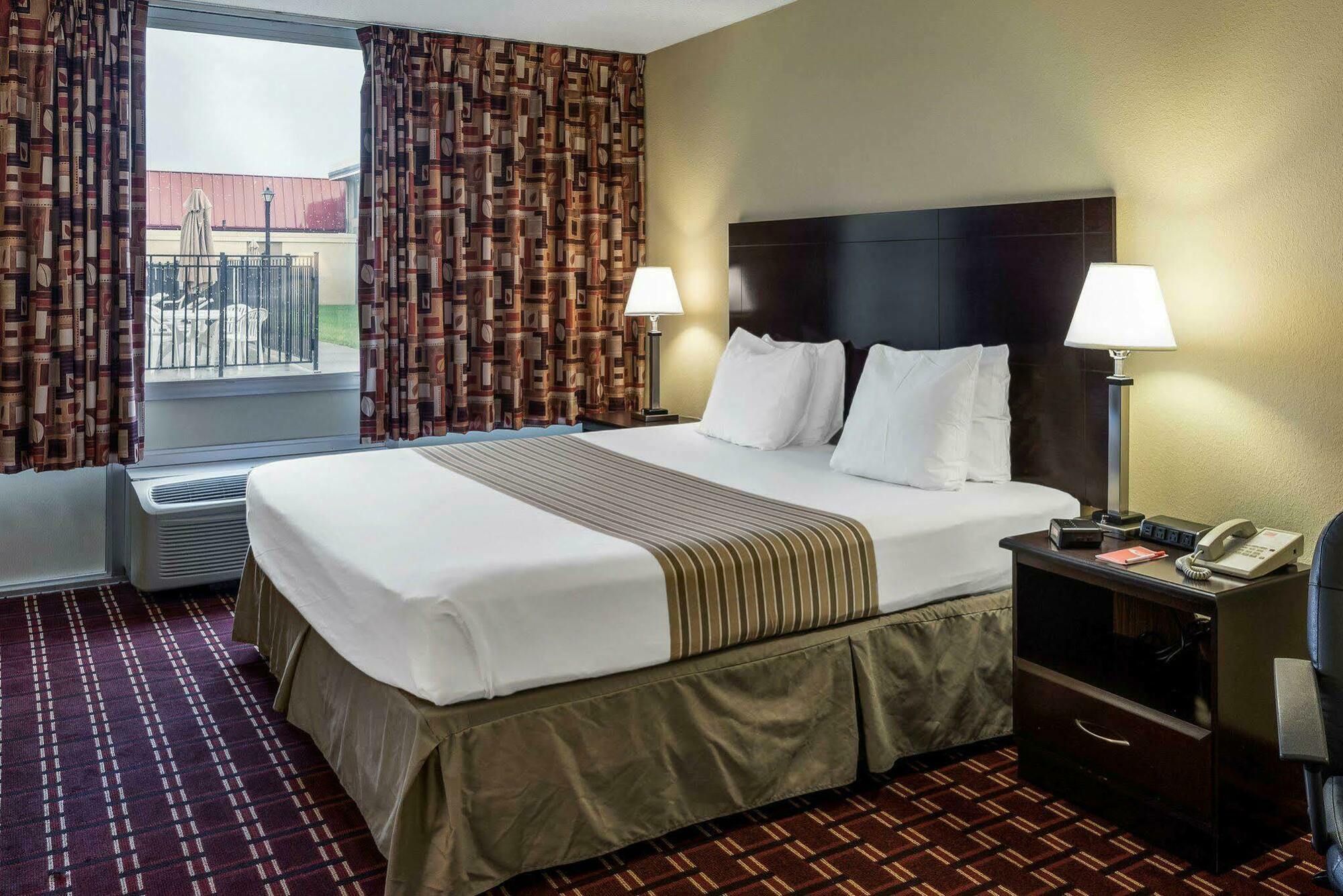 Econo Lodge Inn & Suites Triadelphia - Wheeling Екстер'єр фото