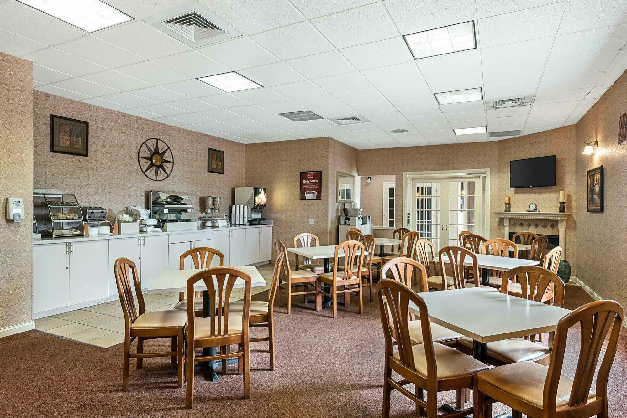 Econo Lodge Inn & Suites Triadelphia - Wheeling Екстер'єр фото